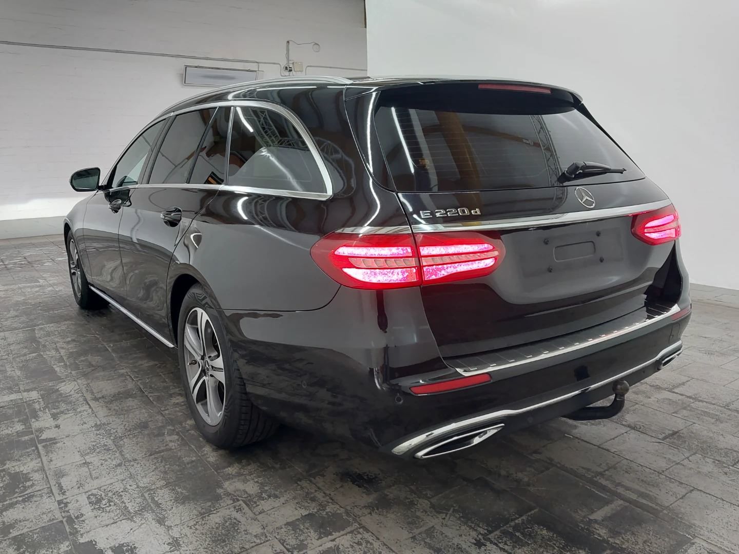 Mercedes-Benz E 220 d T 9G-TRONIC Avantgarde photo