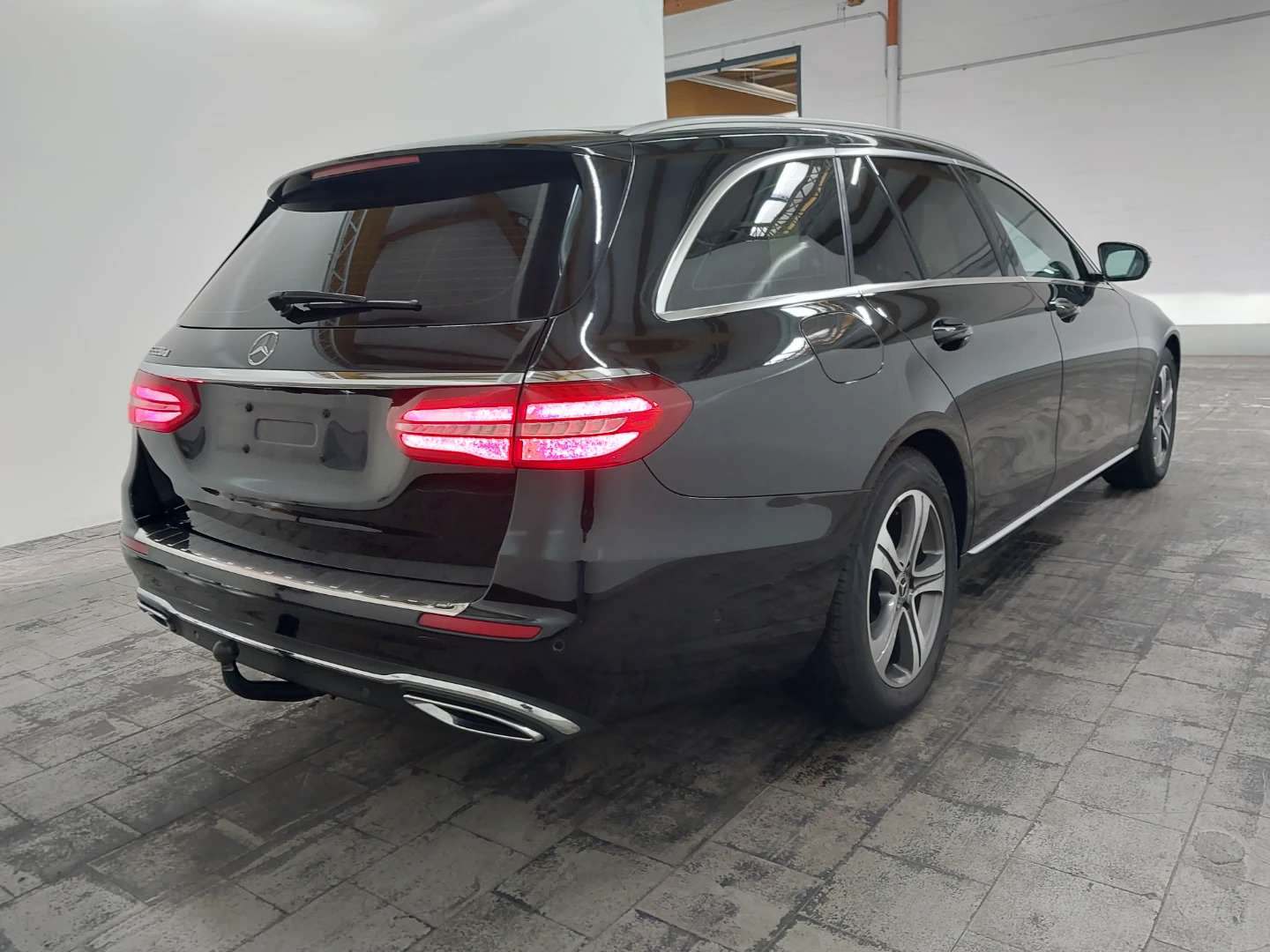 Mercedes-Benz E 220 d T 9G-TRONIC Avantgarde photo