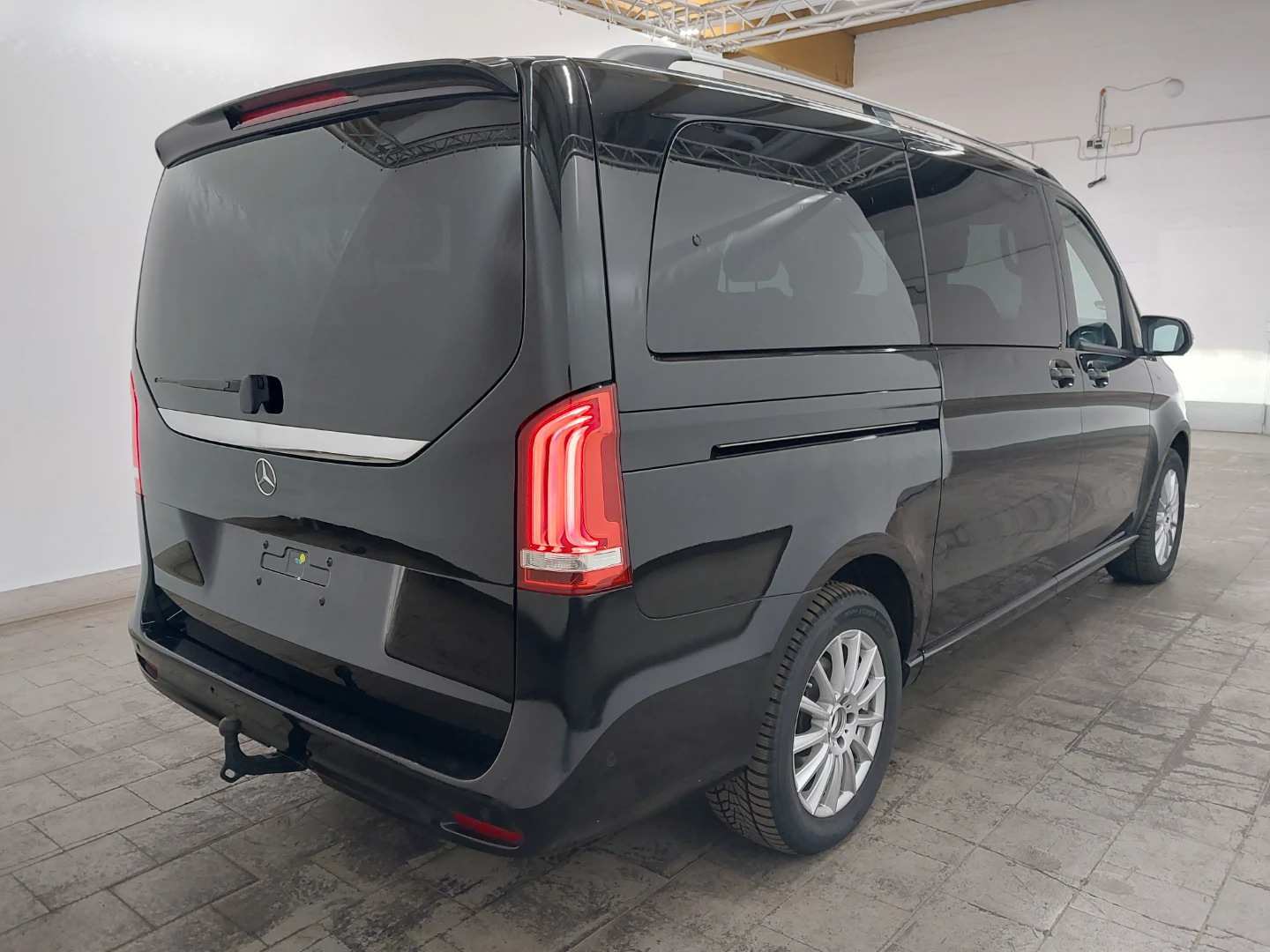 Mercedes-Benz V 300 d lang 4MATIC 9G-TRONIC Avantgarde photo