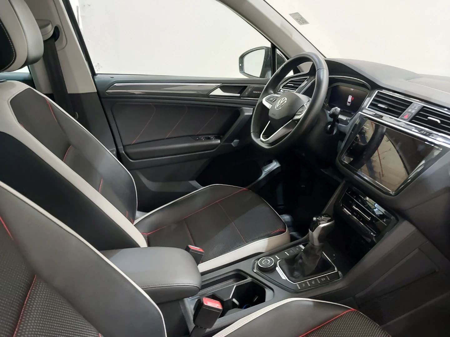 VW Tiguan 2,0 TDI 4Motion DSG Urban Sport photo