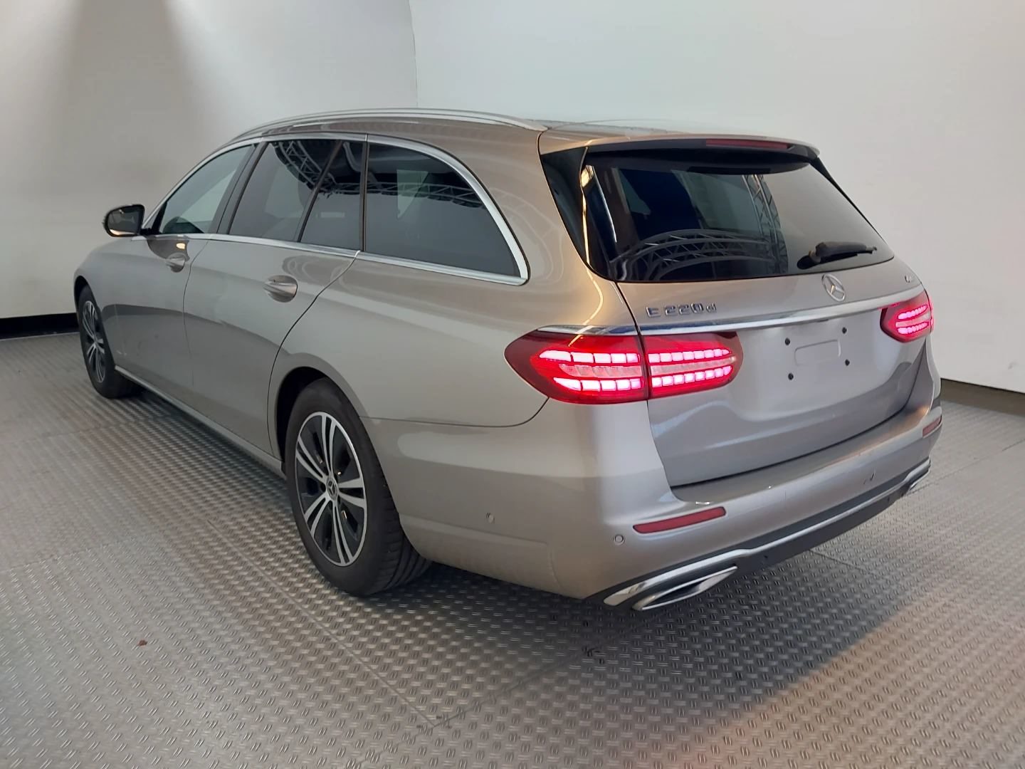 Mercedes-Benz E 220 d T 4MATIC 9G-TRONIC Avantgarde photo