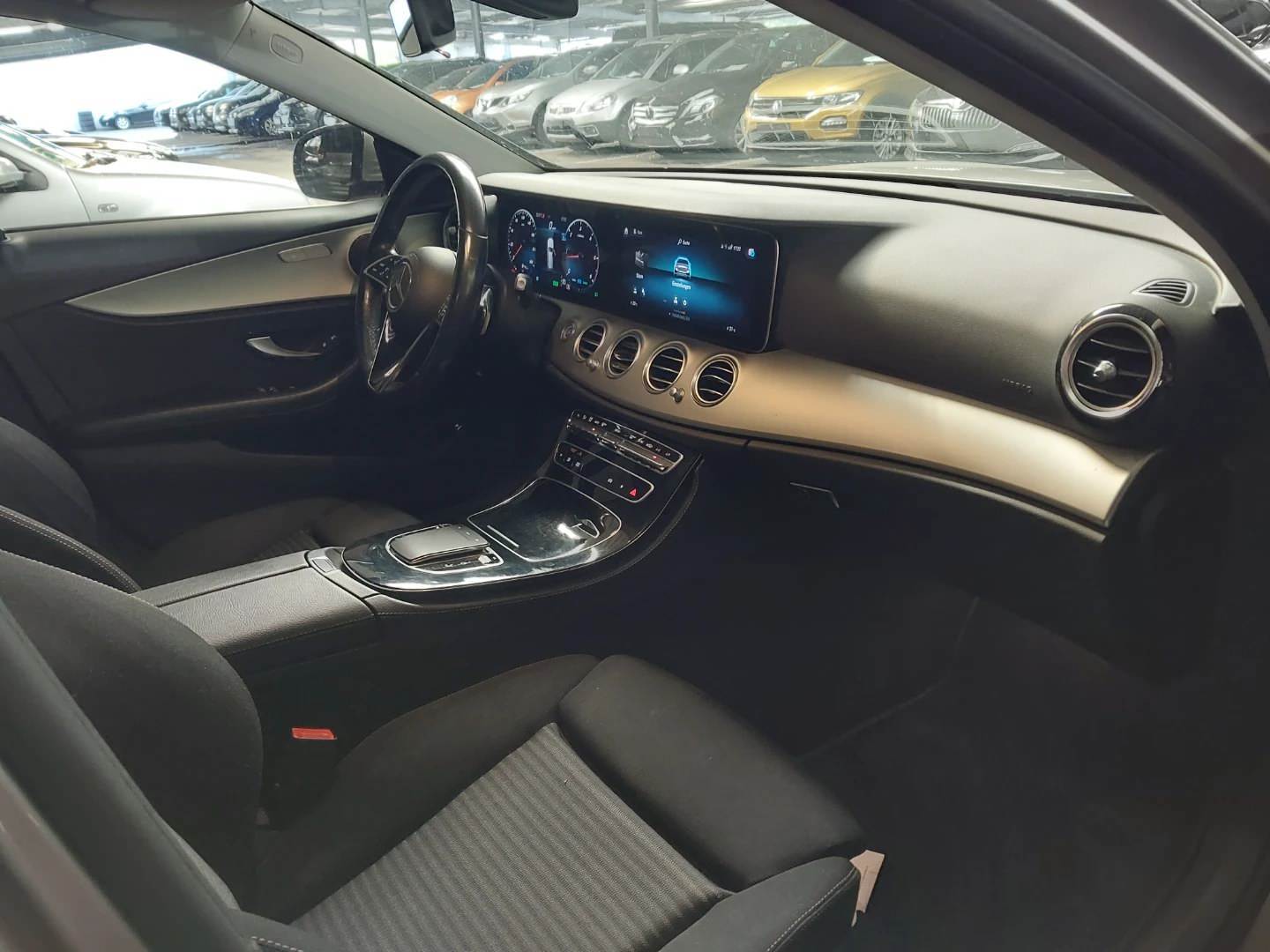 Mercedes-Benz E 220 d T 4MATIC 9G-TRONIC Avantgarde photo