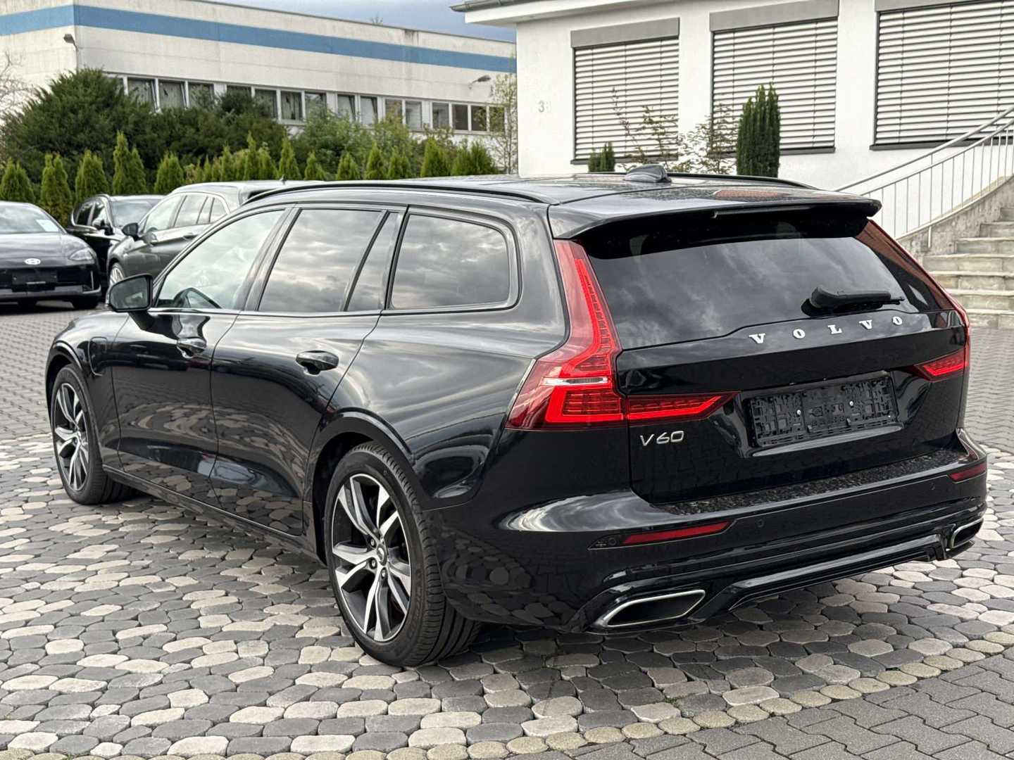 Volvo V60 T6 Recharge AWD Geartronic R Design photo