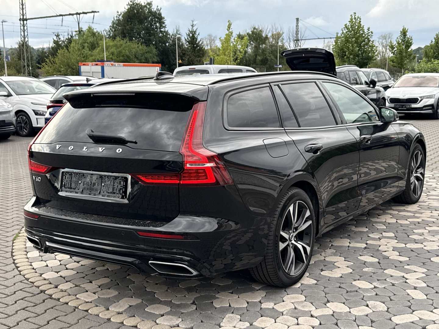 Volvo V60 T6 Recharge AWD Geartronic R Design photo