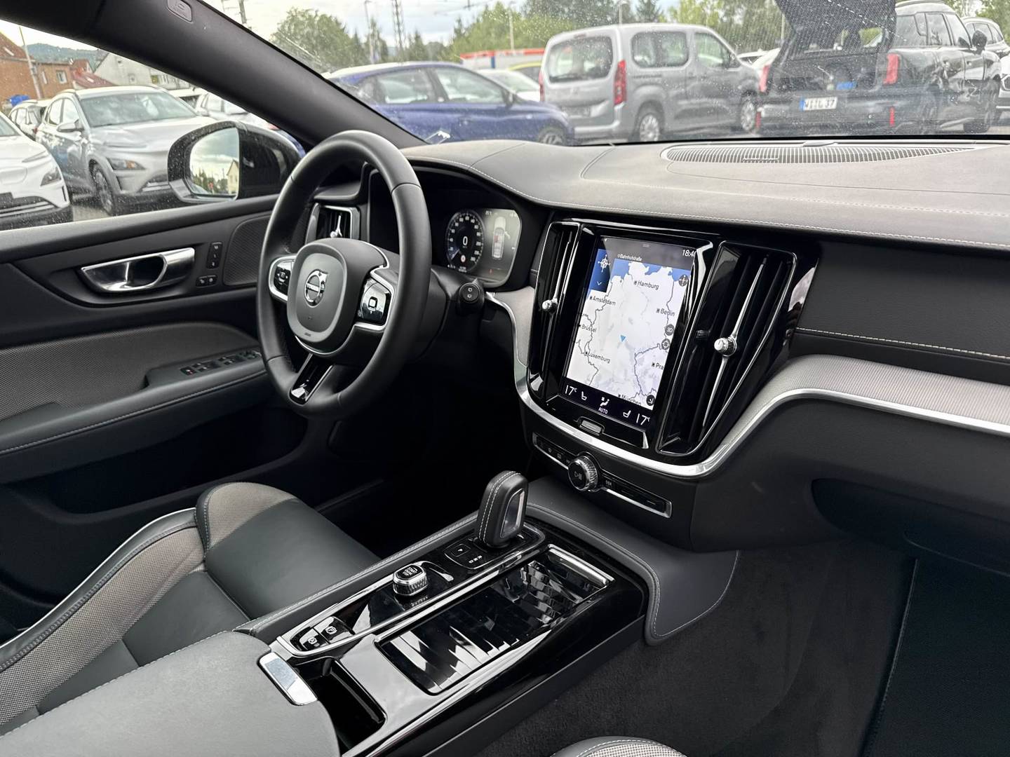 Volvo V60 T6 Recharge AWD Geartronic R Design photo