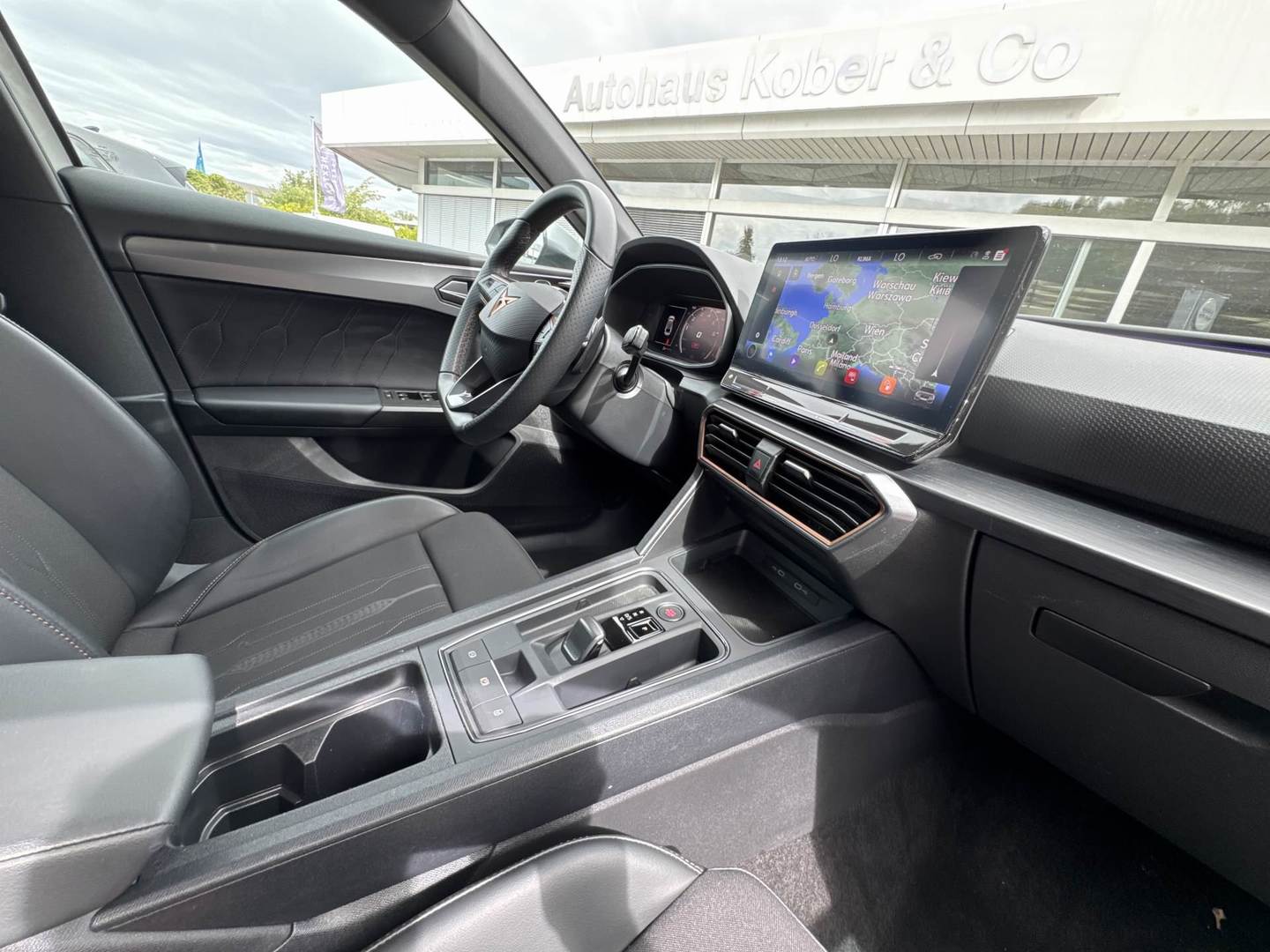 Seat Leon ST VZ 2,0 TSI DSG photo