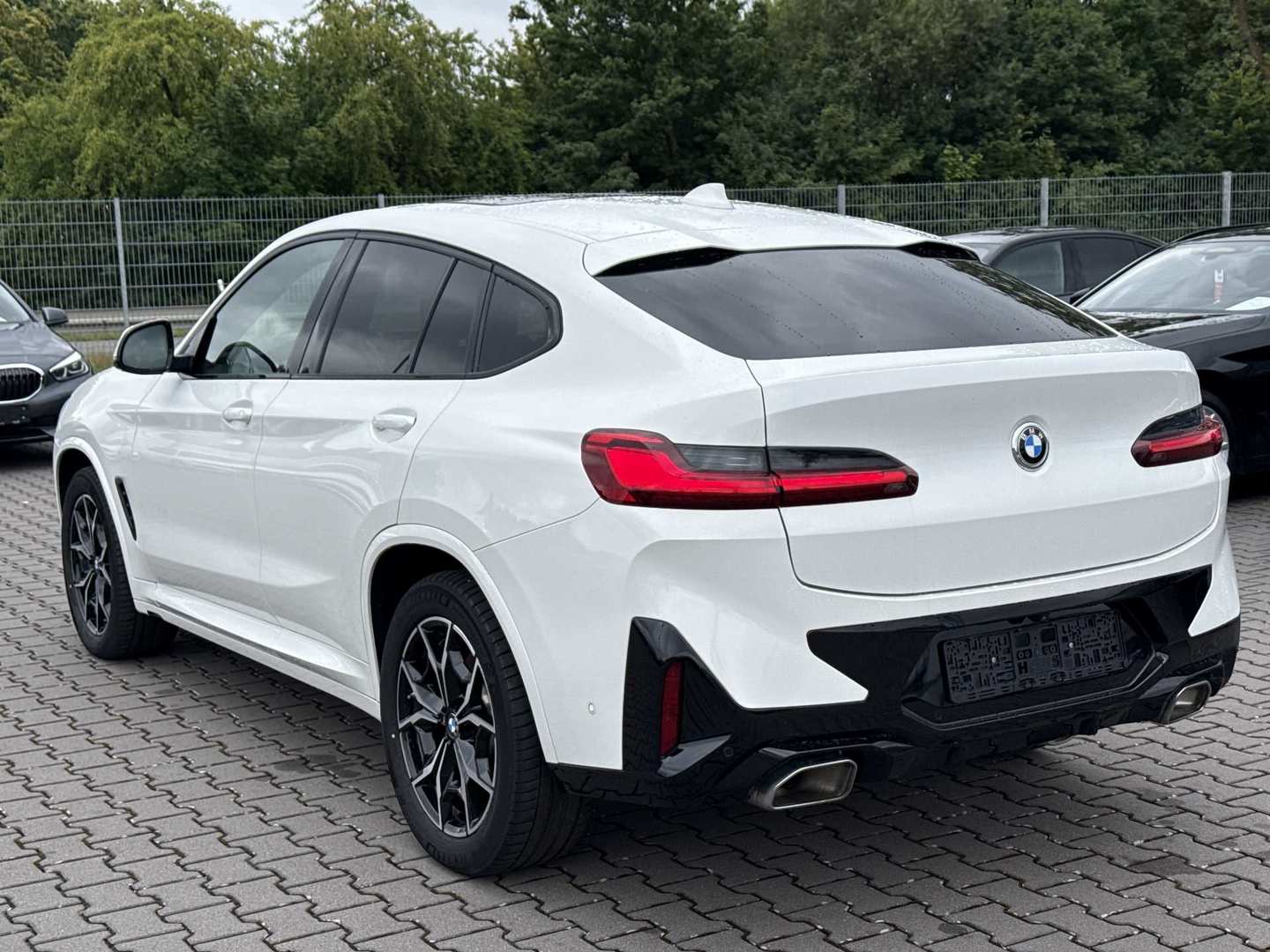 BMW X4 xDrive30i Sport-Automatic M-Sportpaket photo