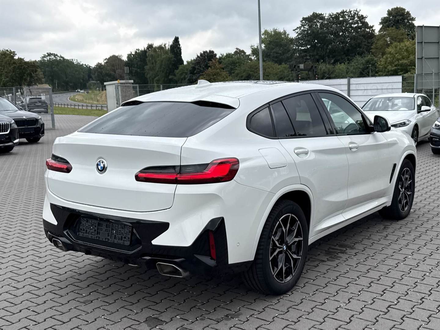 BMW X4 xDrive30i Sport-Automatic M-Sportpaket photo