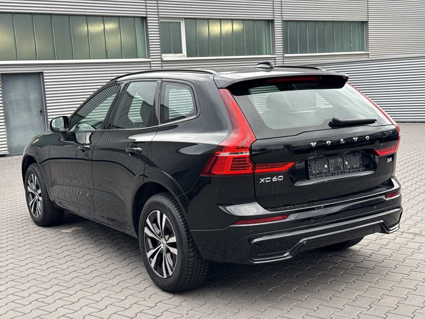 Volvo XC60 B4 Geartronic Plus Dark photo
