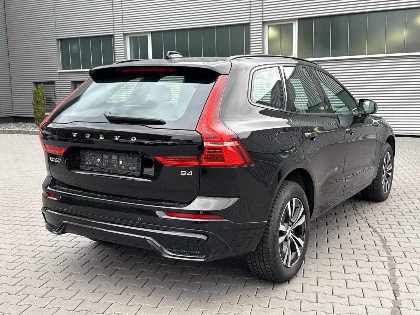 Volvo XC60 B4 Geartronic Plus Dark photo