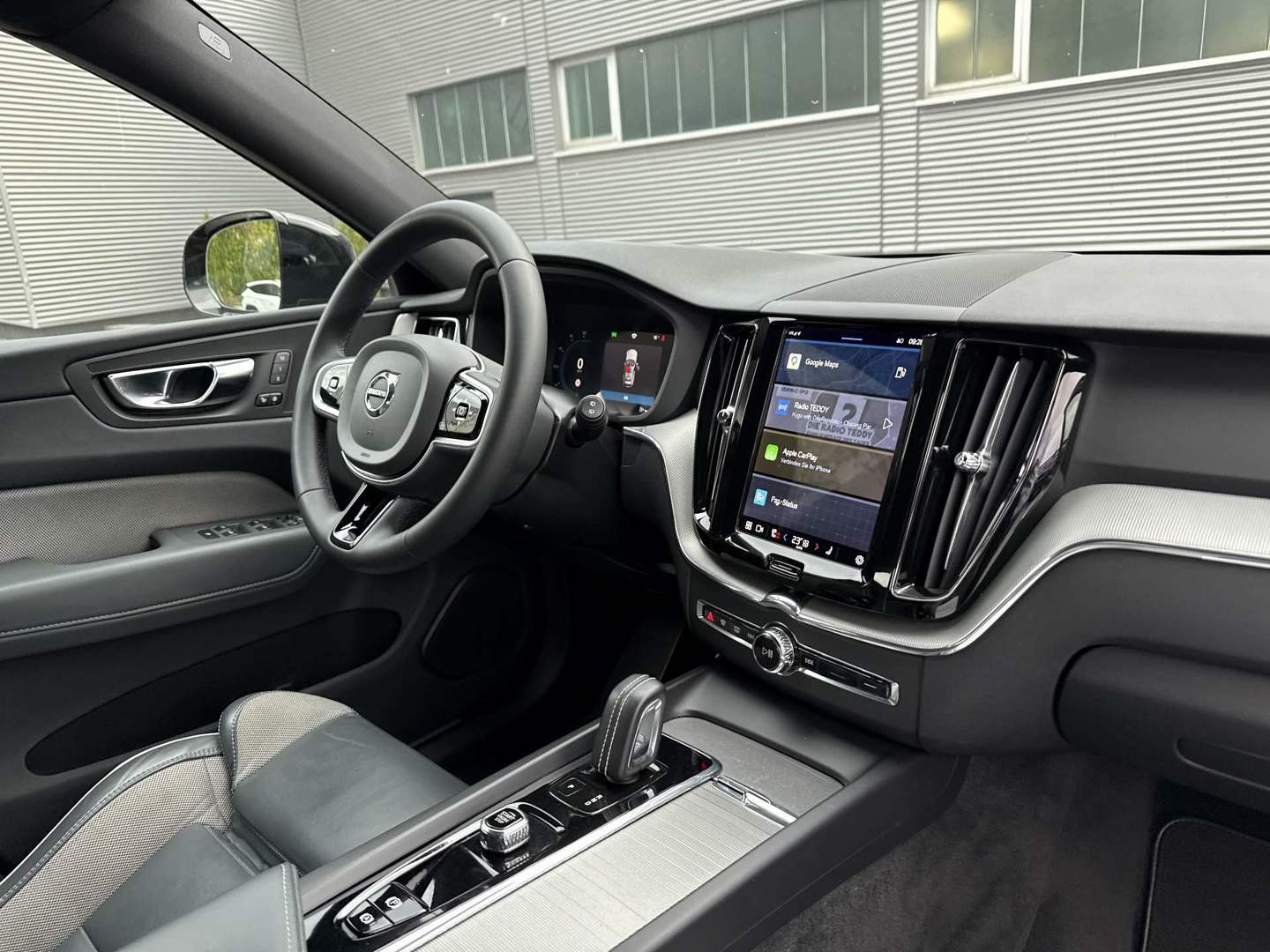Volvo XC60 B4 Geartronic Plus Dark photo