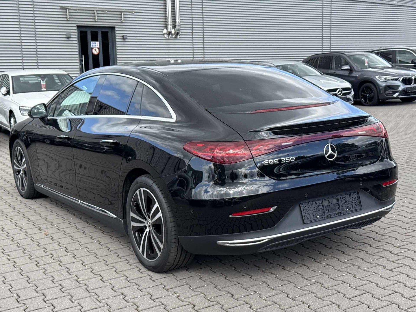 Mercedes-Benz EQE 350 Electric Art photo