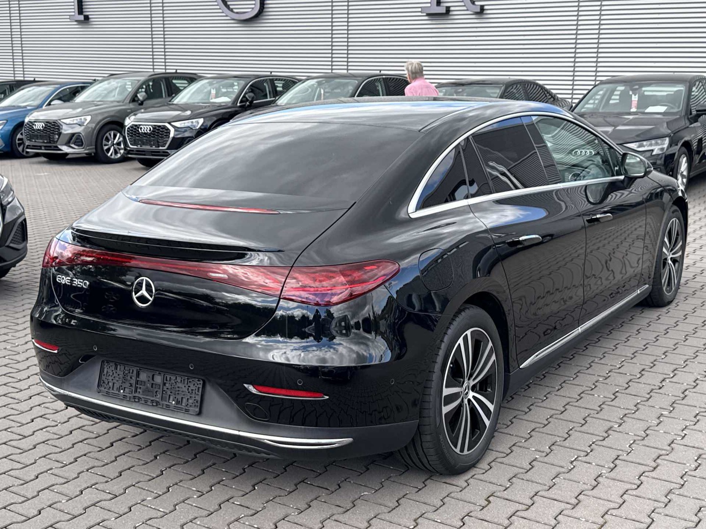 Mercedes-Benz EQE 350 Electric Art photo
