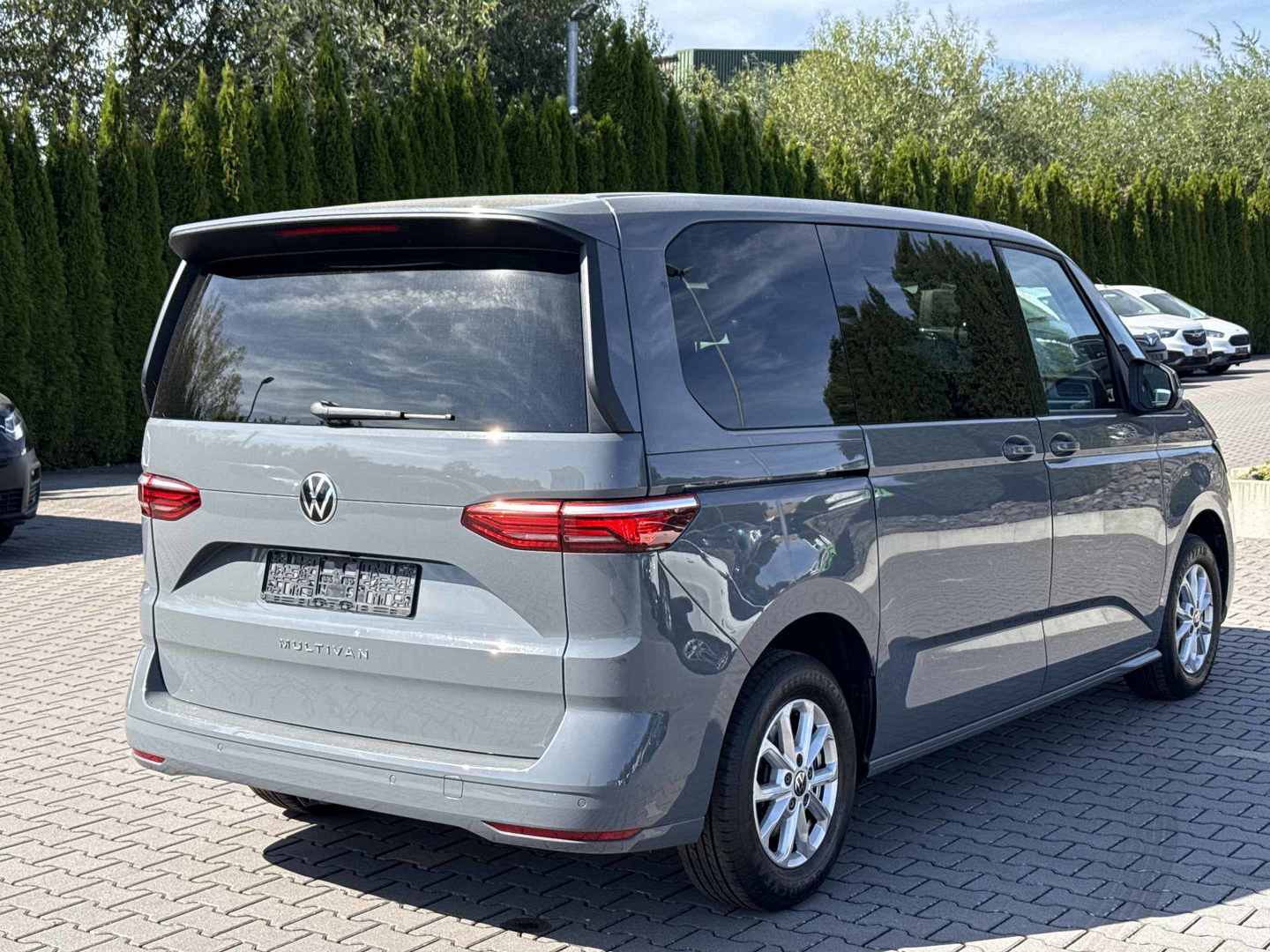 VW Multivan 2,0 TDI DSG Life photo