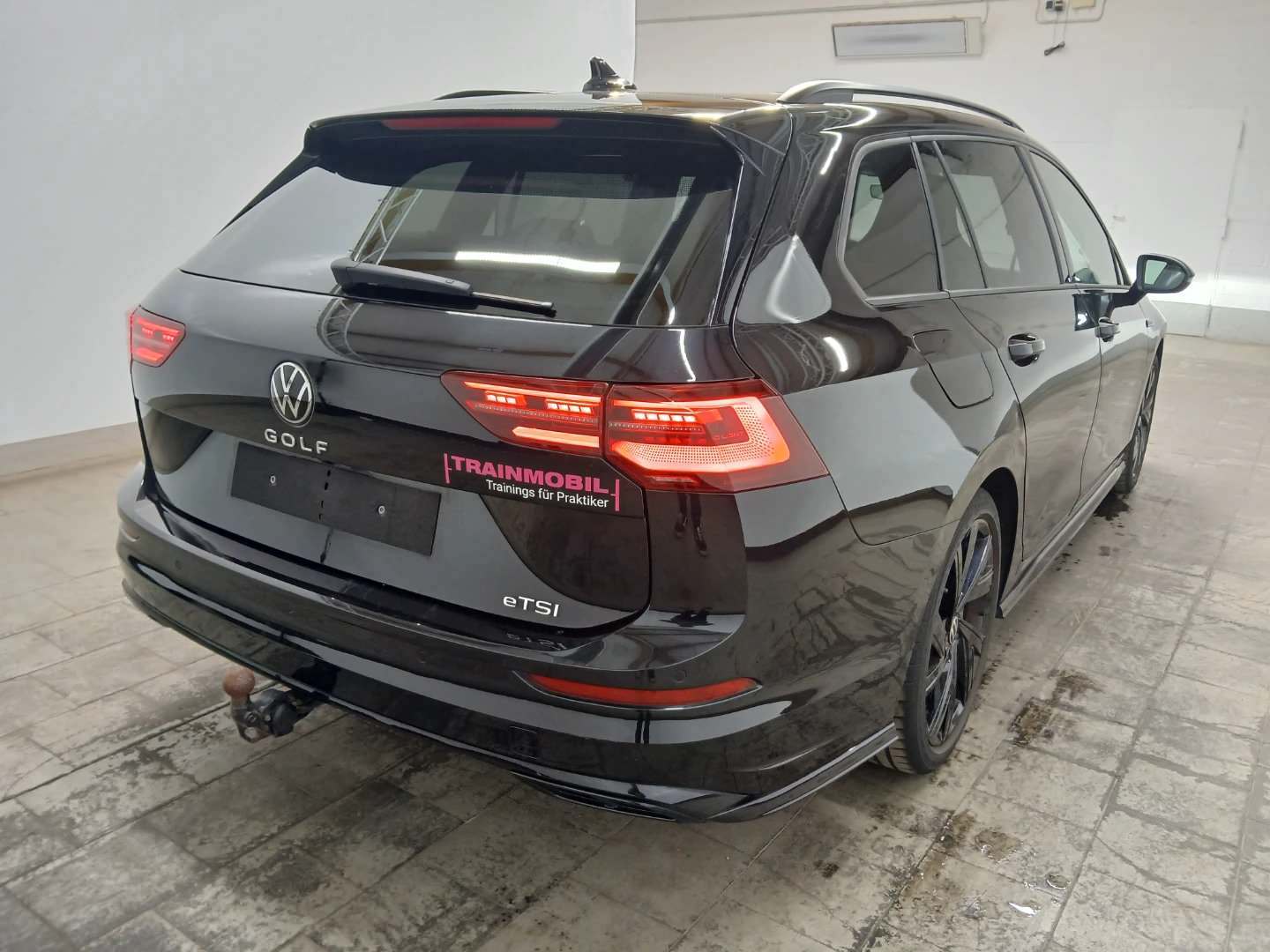 VW Golf Variant eTSI ACT DSG R-Line photo