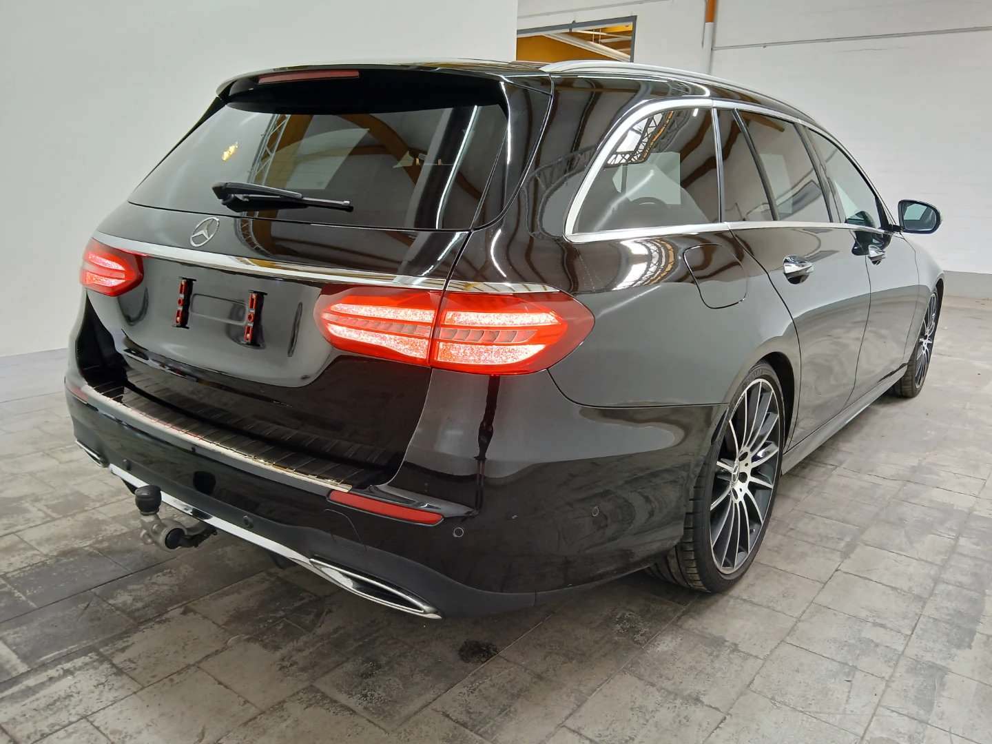 Mercedes-Benz E 220 d T 4MATIC 9G-TRONIC AMG Line photo