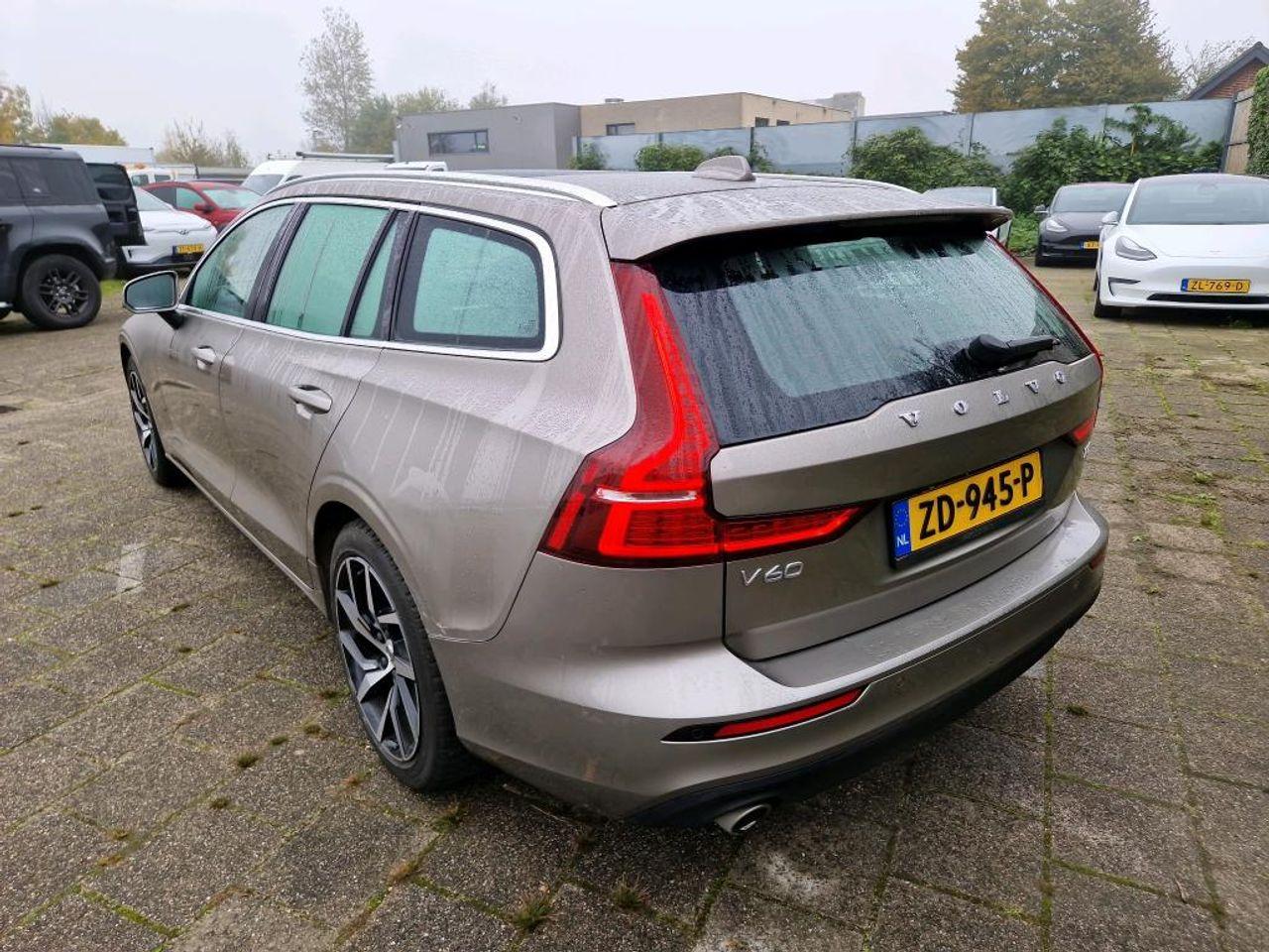 VOLVO V60 2.0 T5 Momentum photo