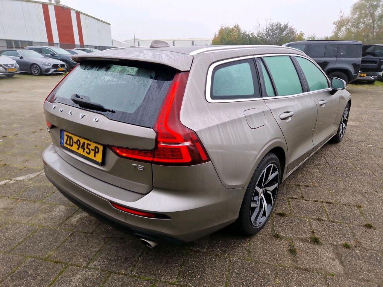 VOLVO V60 2.0 T5 Momentum photo