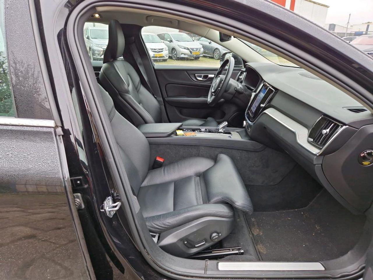 VOLVO V60 2.0 B3 Inscription photo