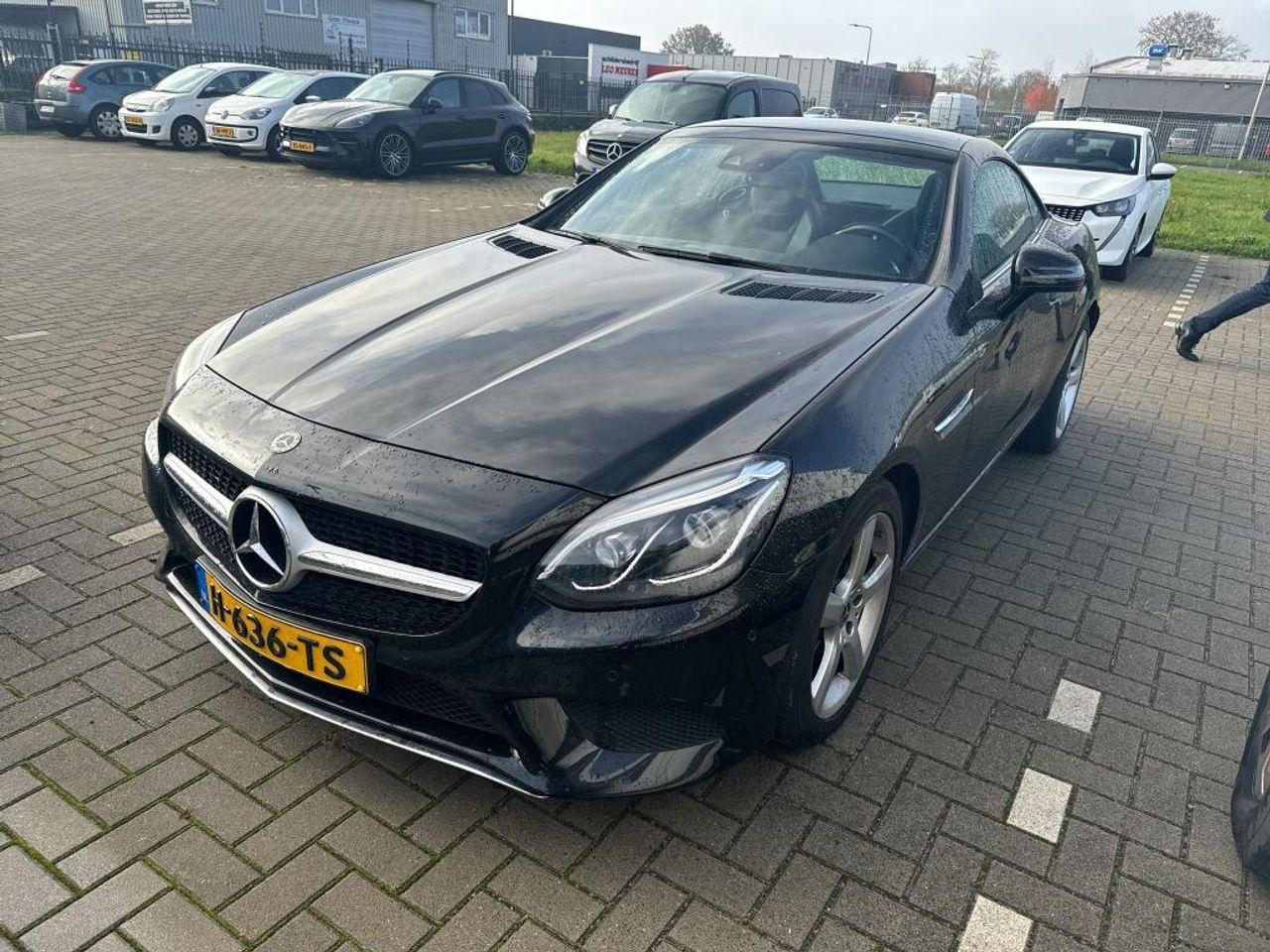 MERCEDES-BENZ SLC 200 RedArt Edition