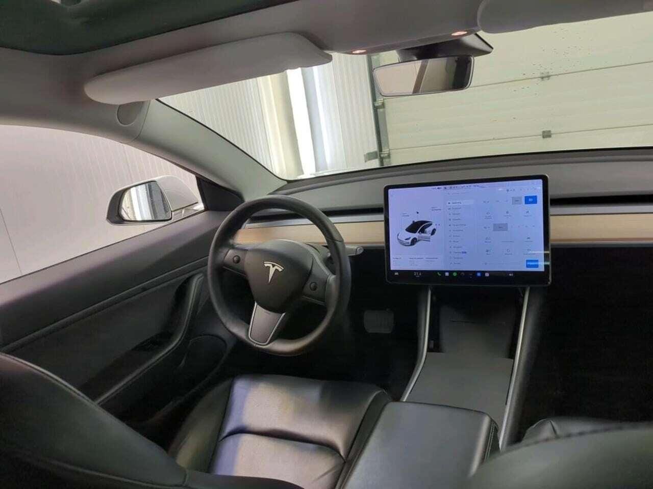 Tesla Model 3 Standard R photo