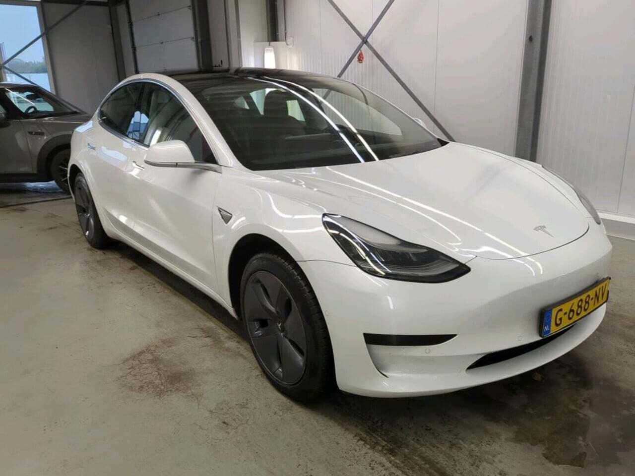 Tesla Model 3 Standard R photo