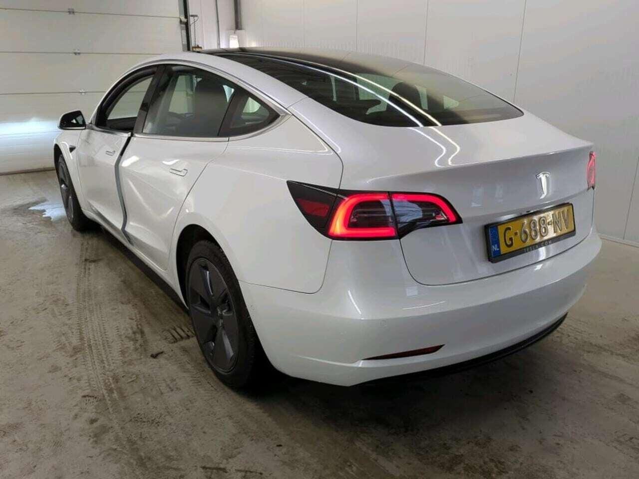 Tesla Model 3 Standard R photo