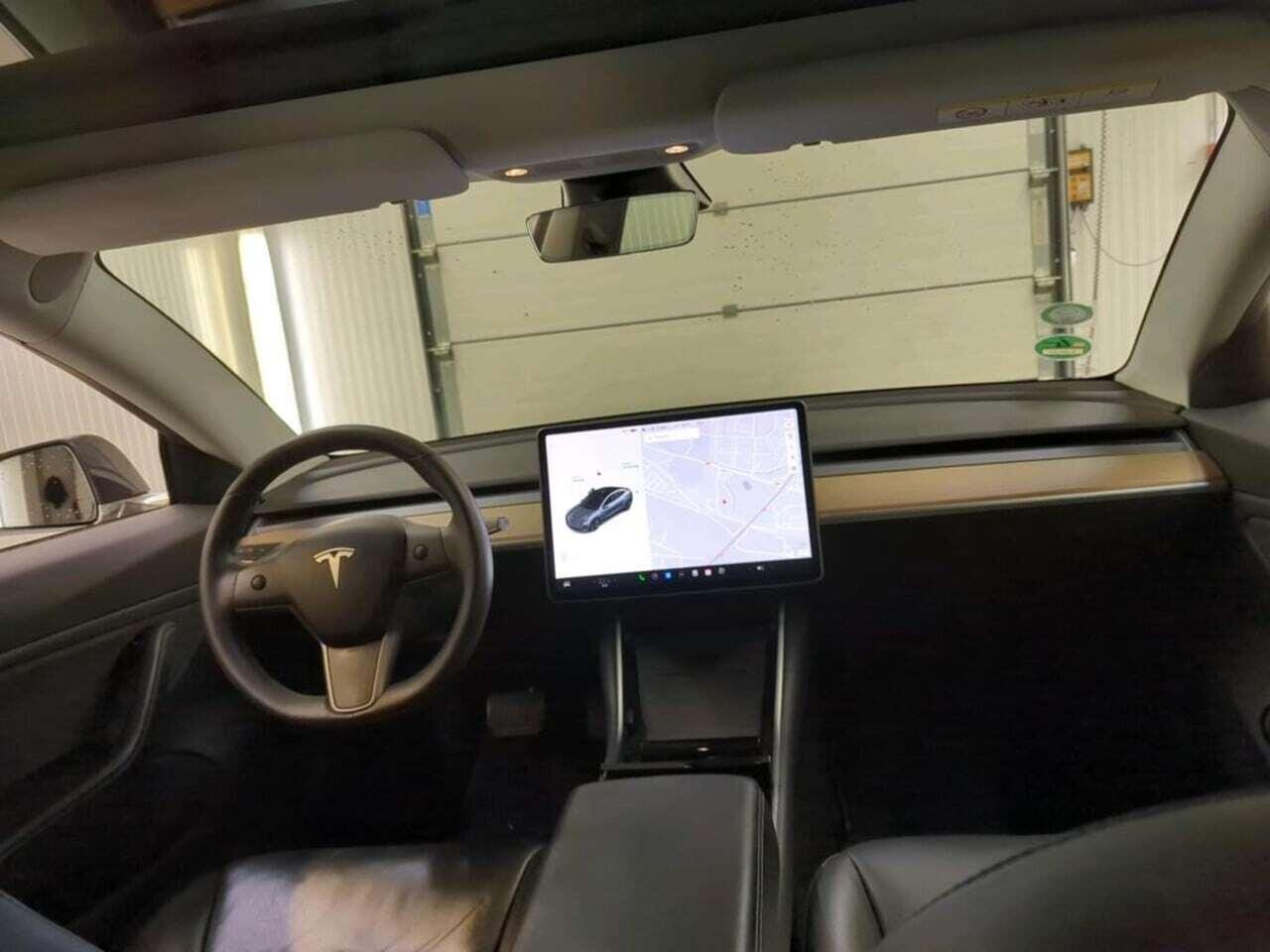 Tesla Model 3 Standard R photo