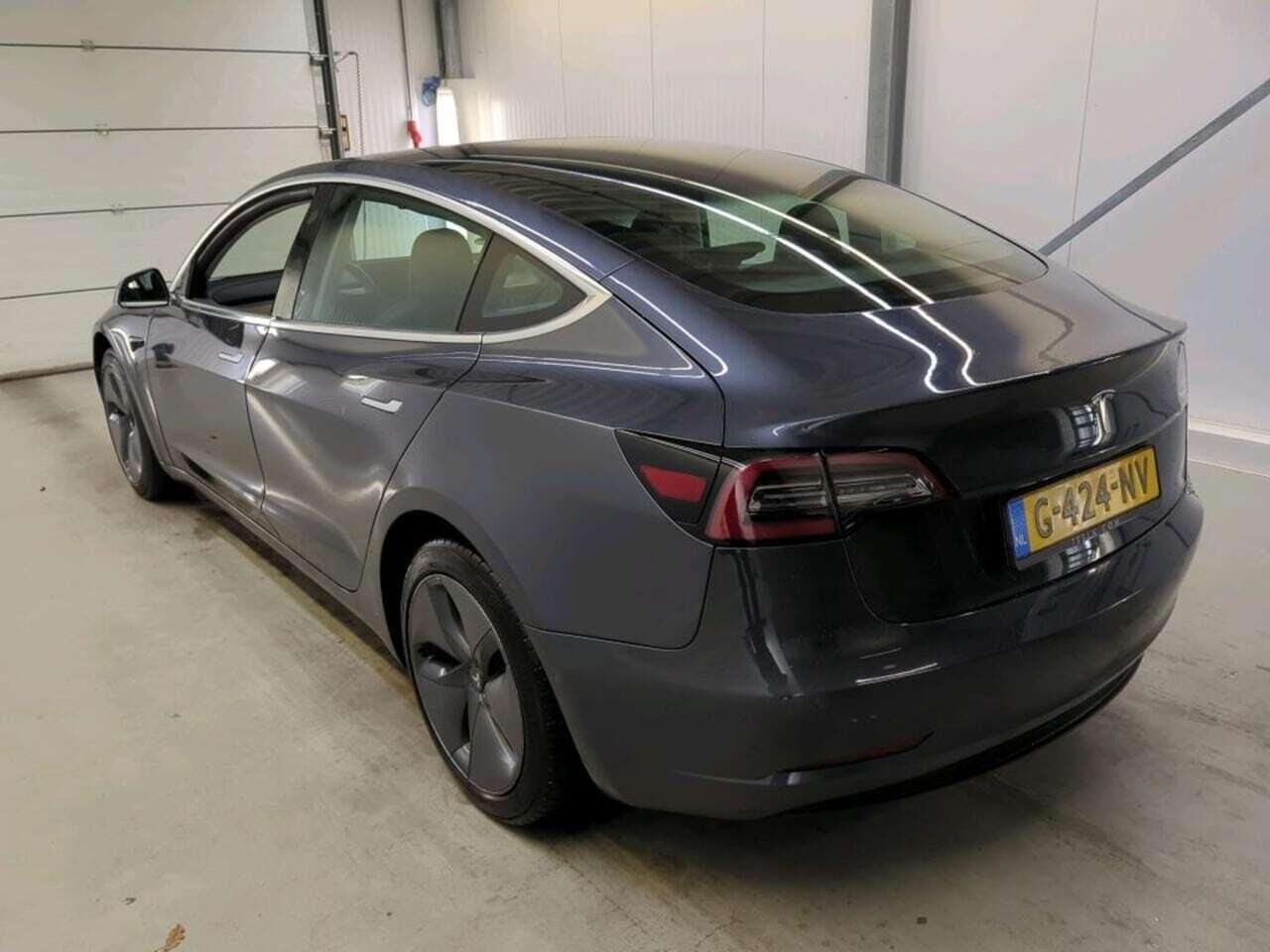 Tesla Model 3 Standard R photo