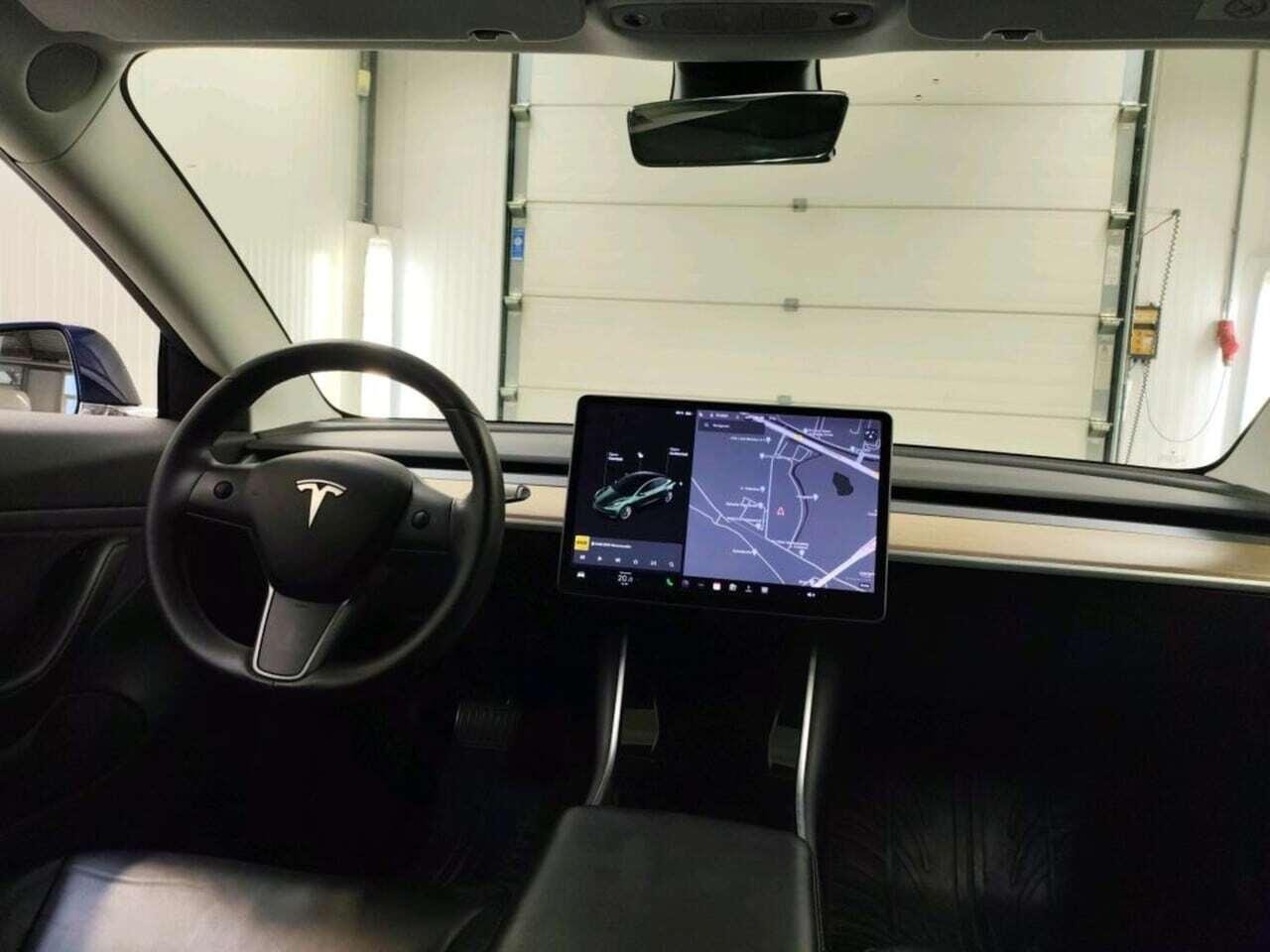 Tesla Model 3 Standard R photo