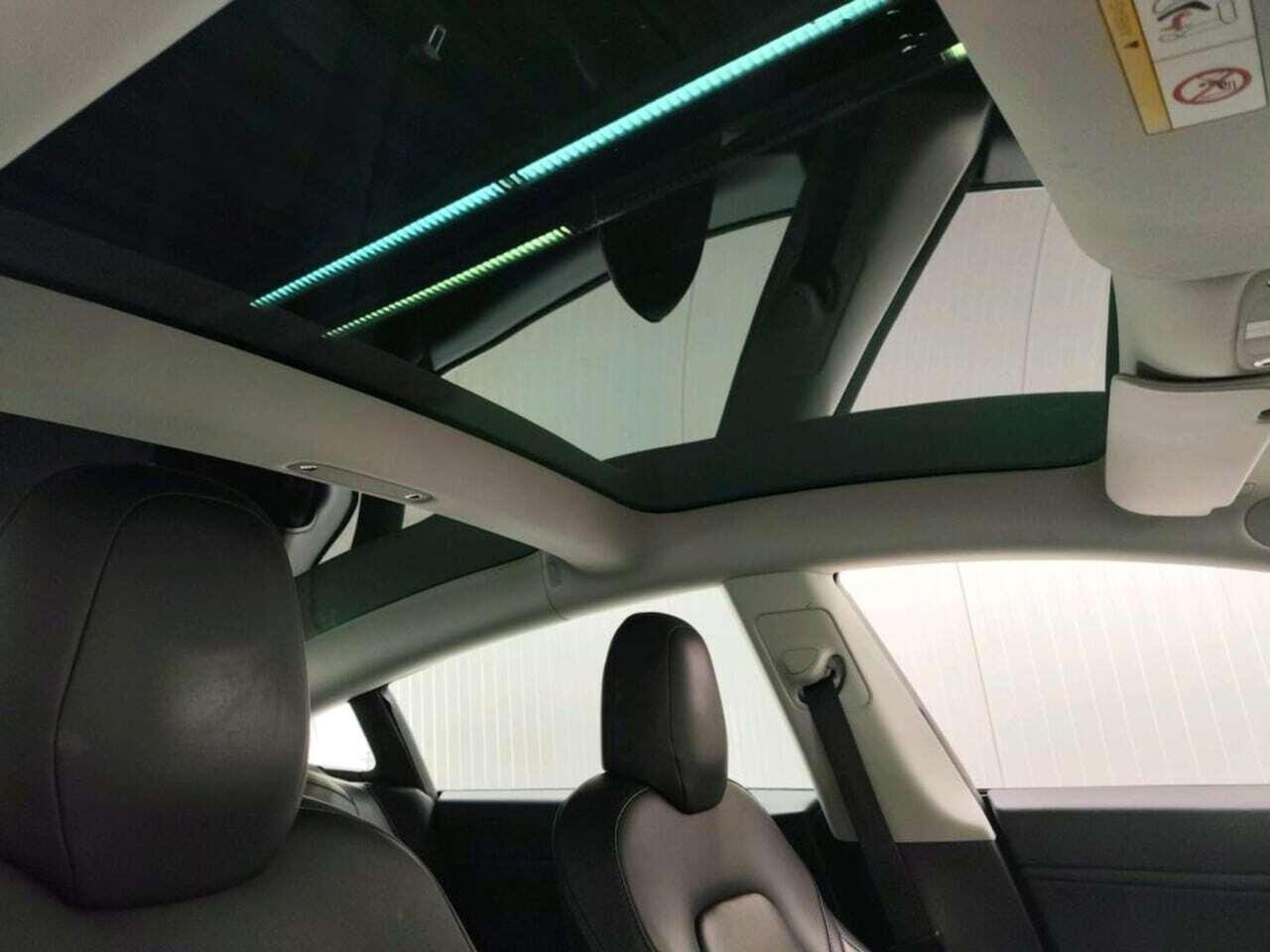 Tesla Model 3 Standard R photo