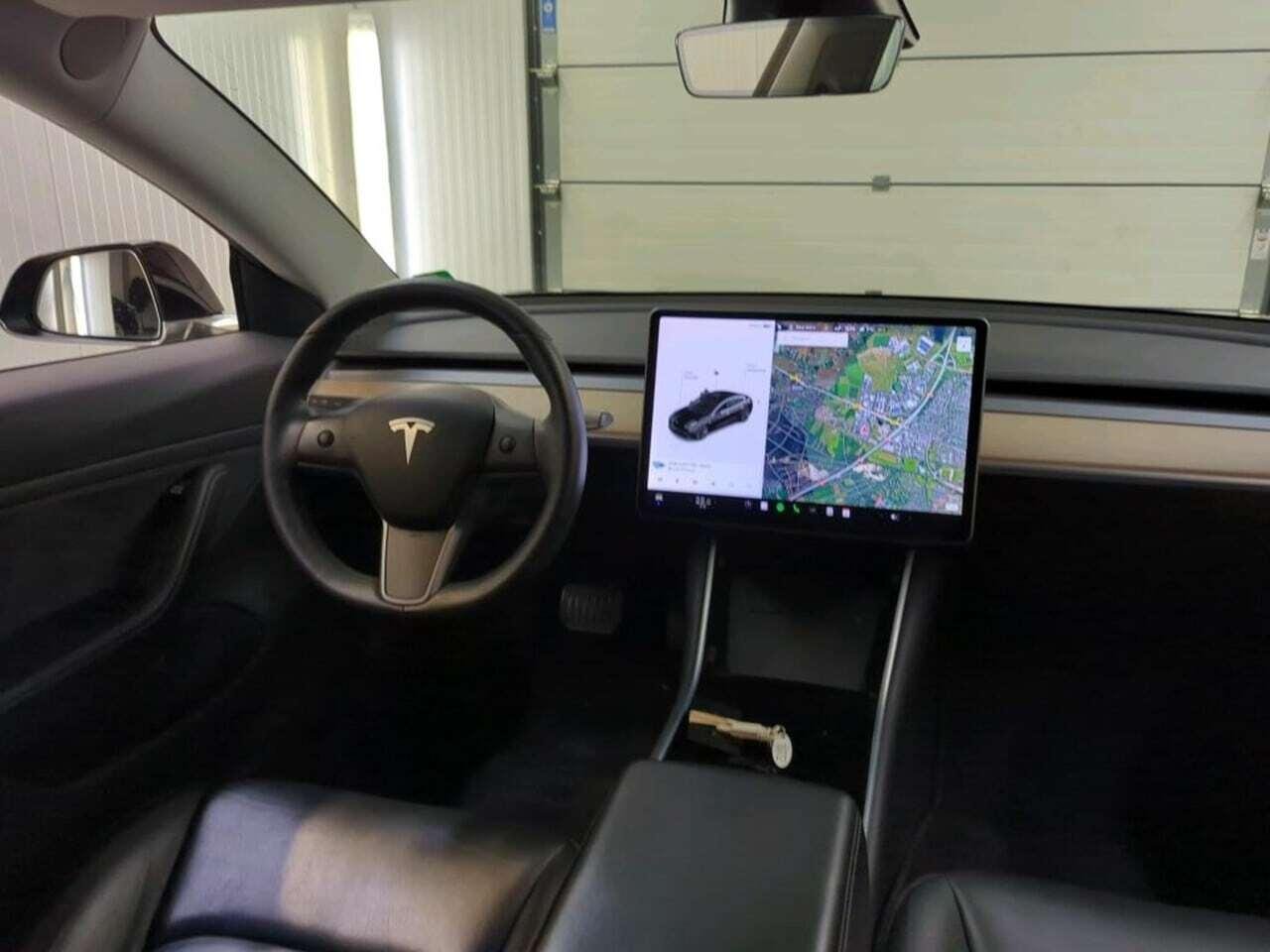 Tesla Model 3 Standard R photo