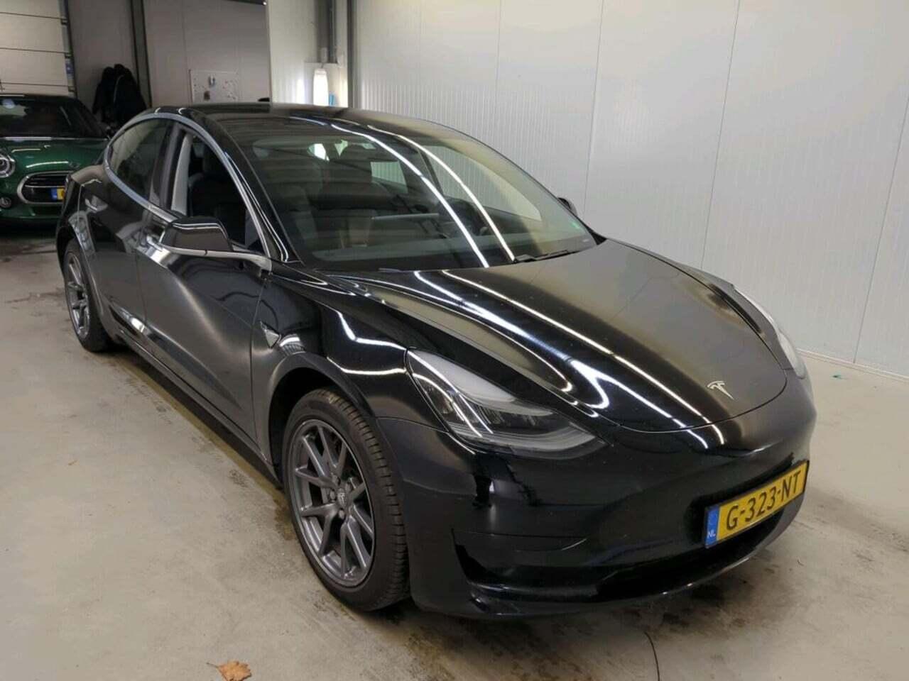 Tesla Model 3 Standard R photo