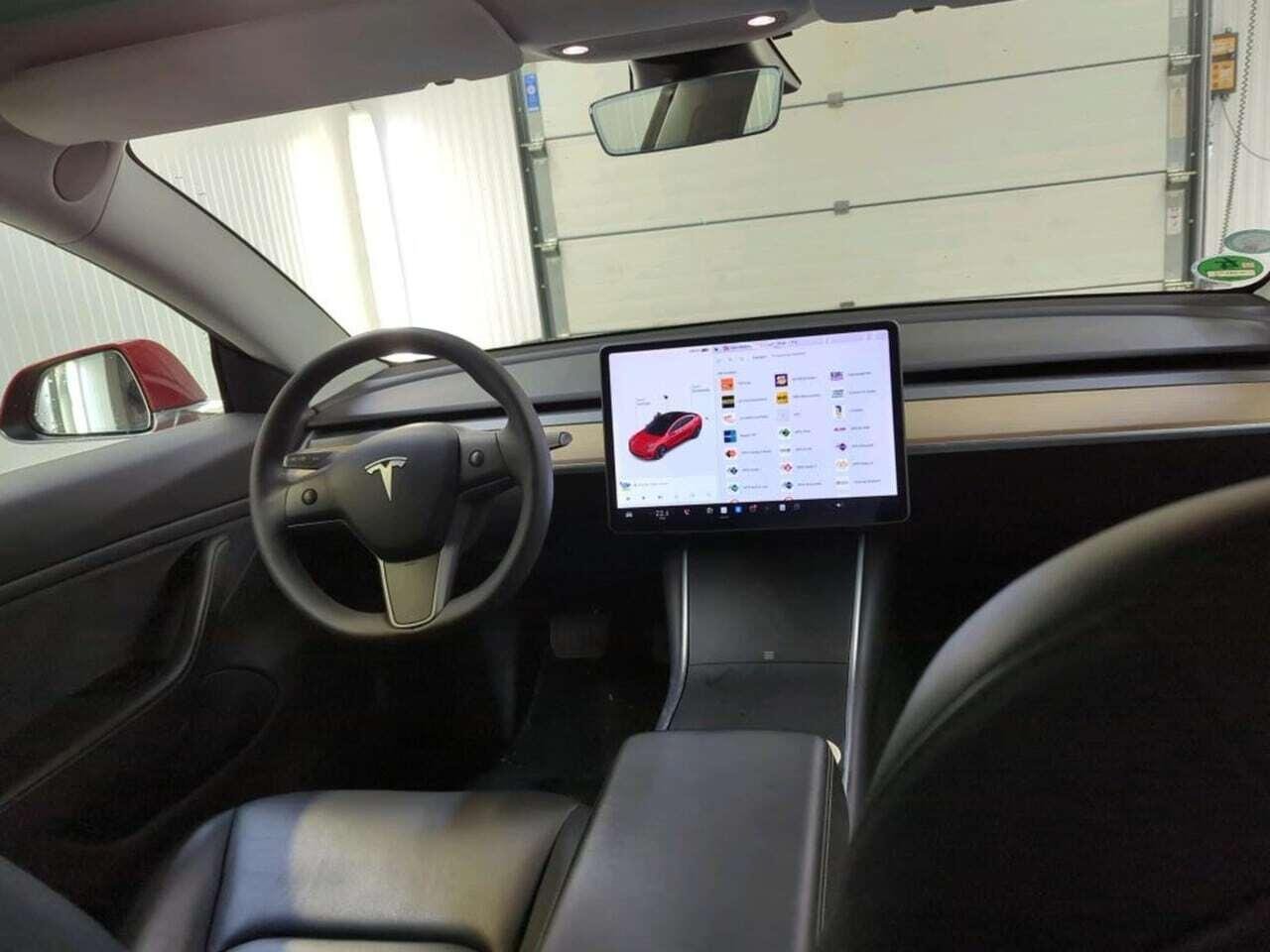 Tesla Model 3 Standard R photo