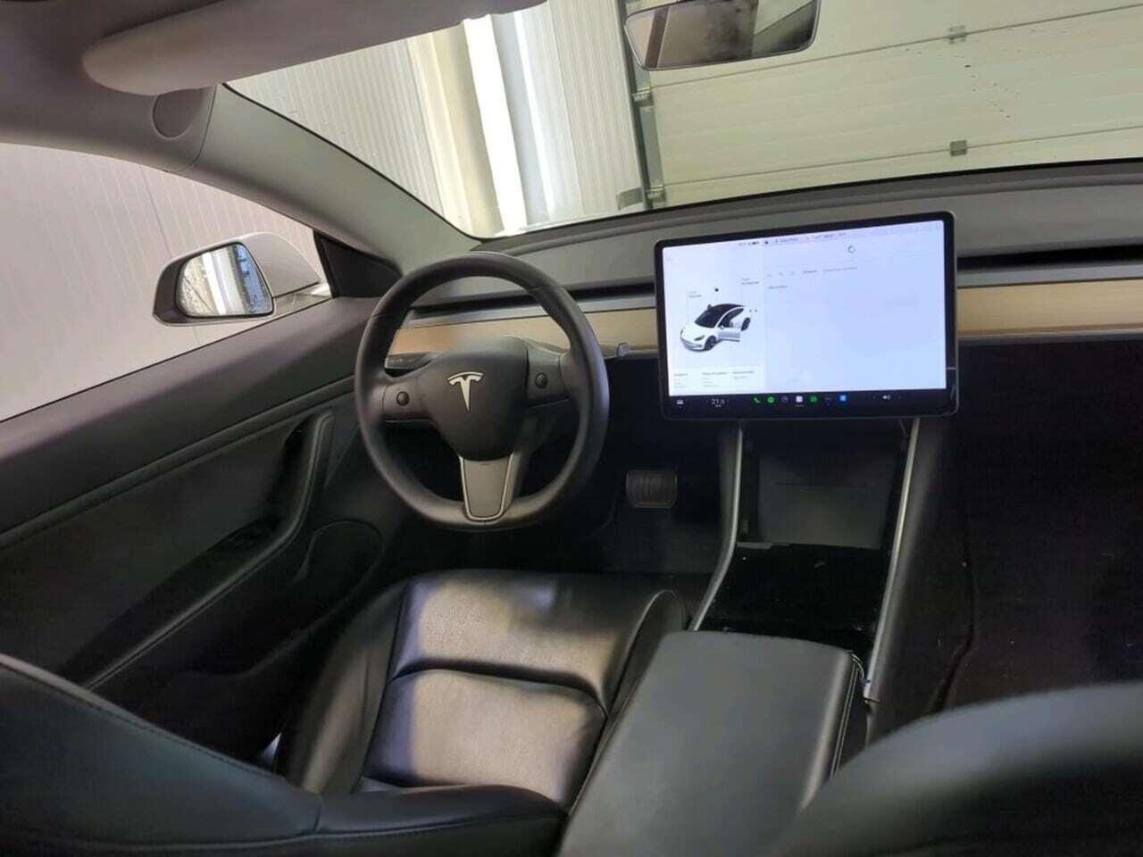 Tesla Model 3 Standard R photo