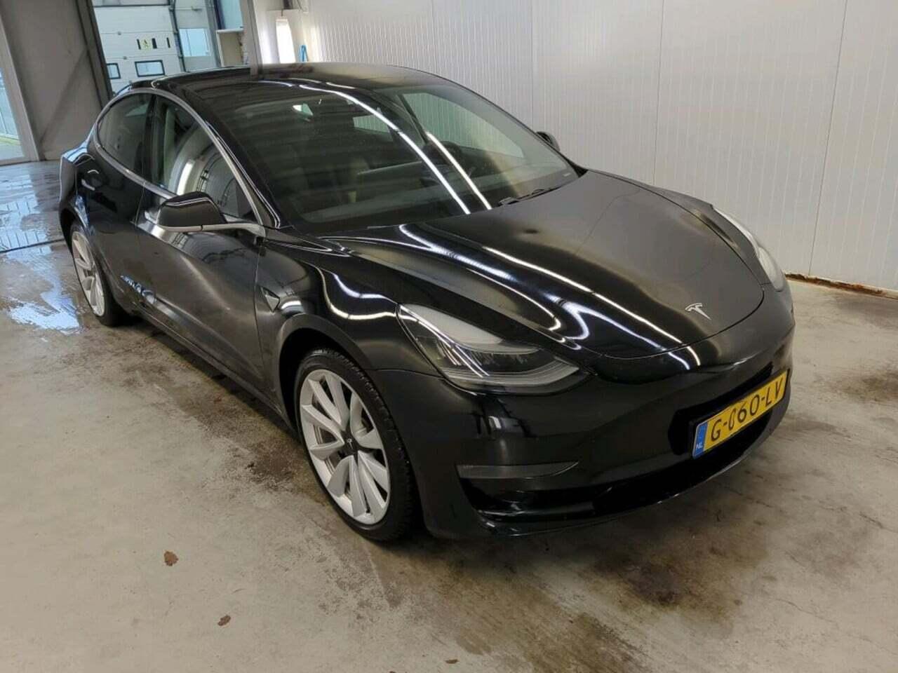 Tesla Model 3 Standard R photo