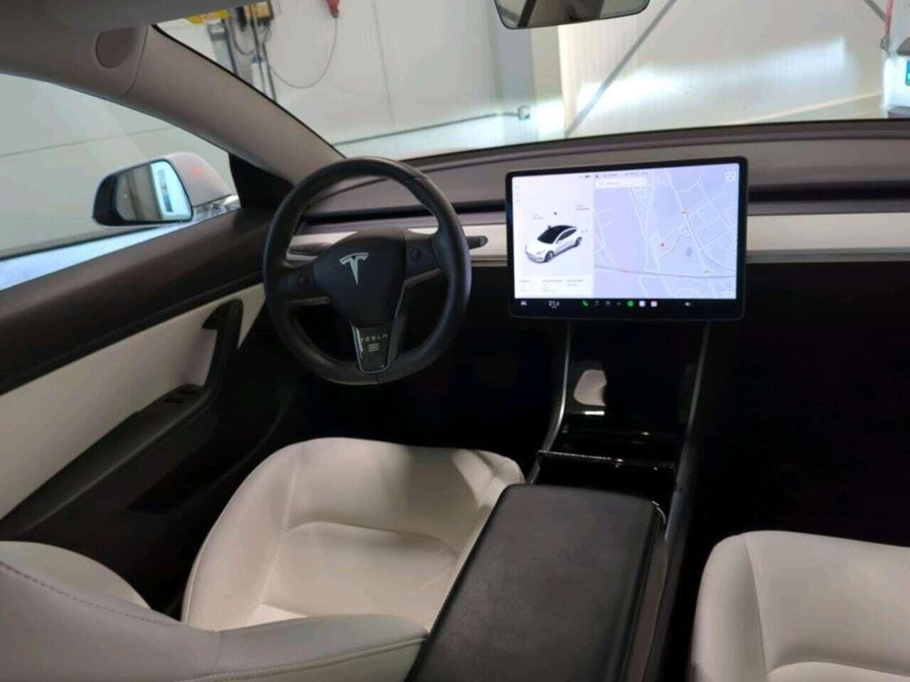 Tesla Model 3 Standard R photo