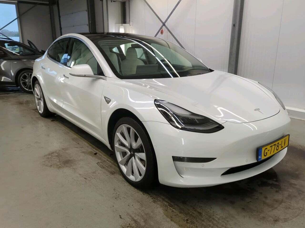 Tesla Model 3 Standard R photo