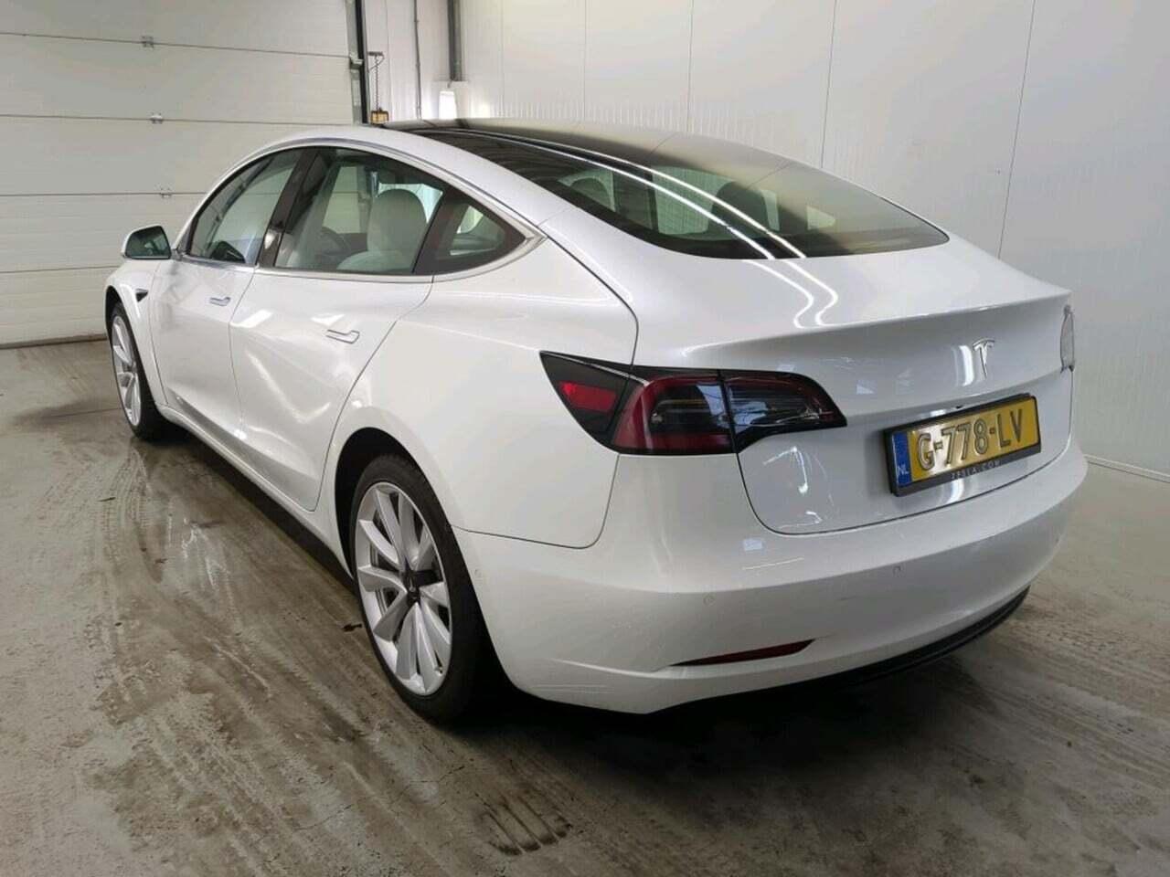 Tesla Model 3 Standard R photo