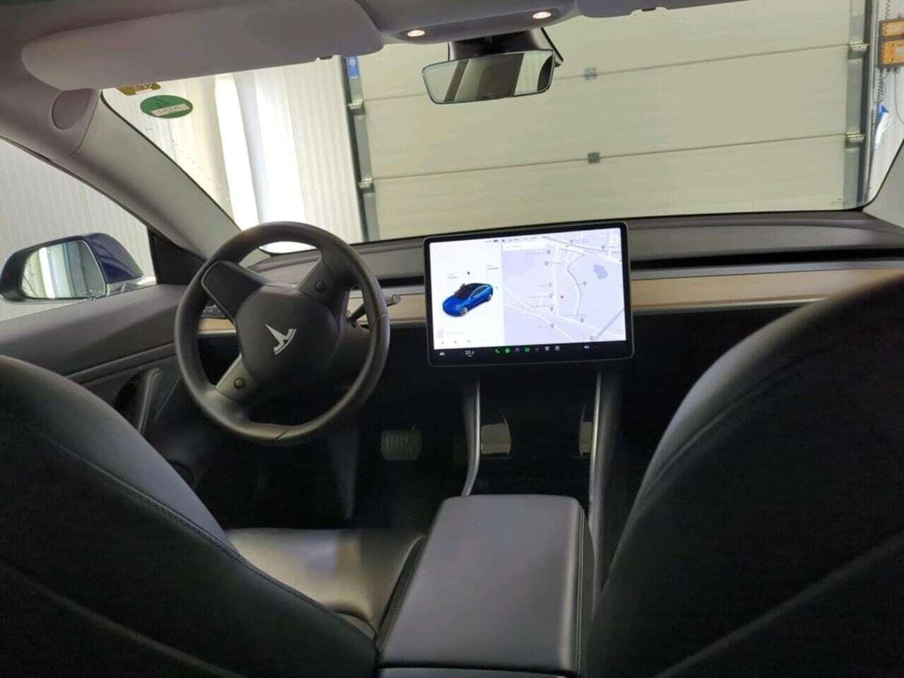 Tesla Model 3 Standard R photo