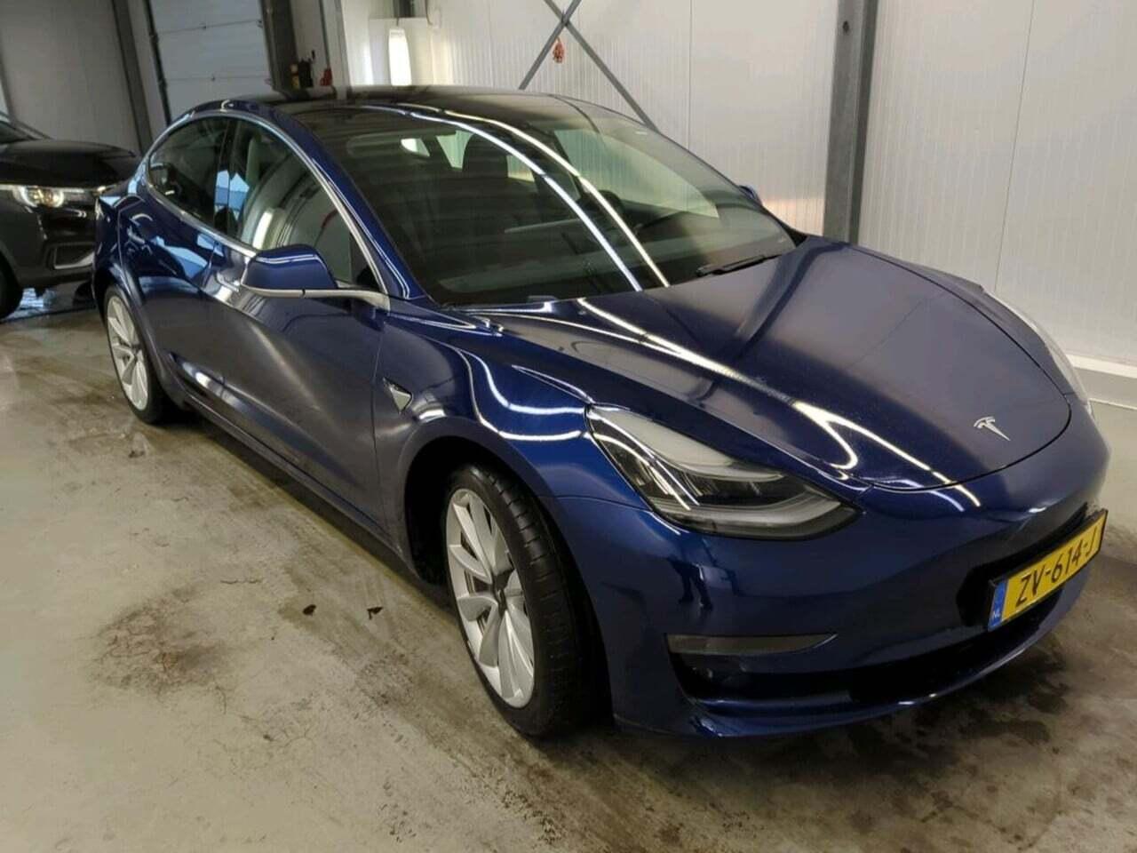 Tesla Model 3 Standard R photo