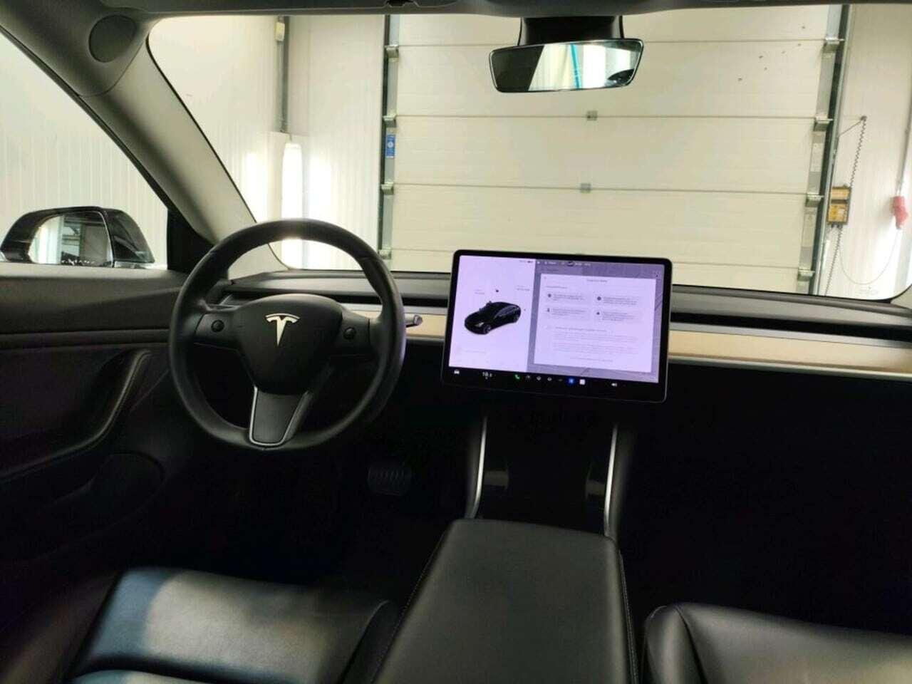 Tesla Model 3 Standard R photo