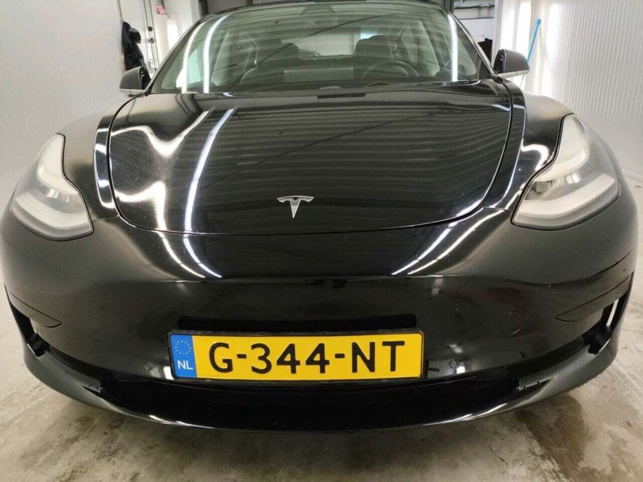 Tesla Model 3 Standard R photo