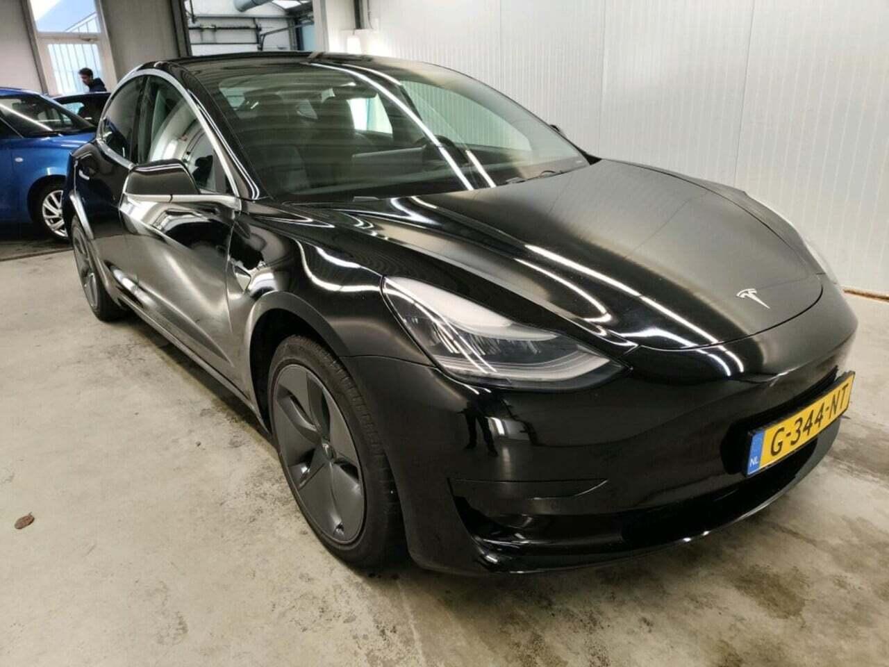 Tesla Model 3 Standard R photo