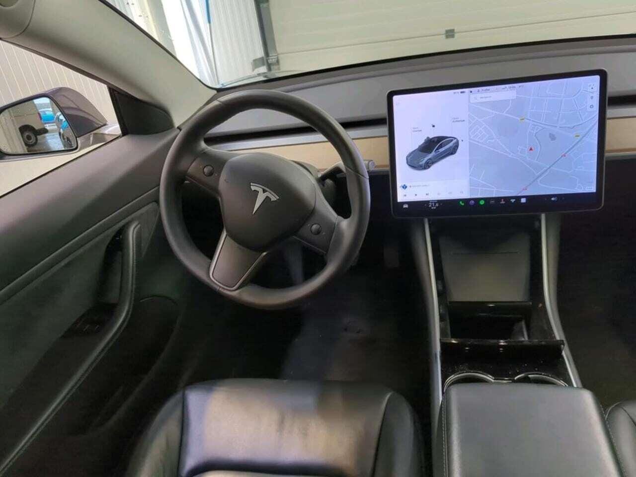 Tesla Model 3 Standard R photo