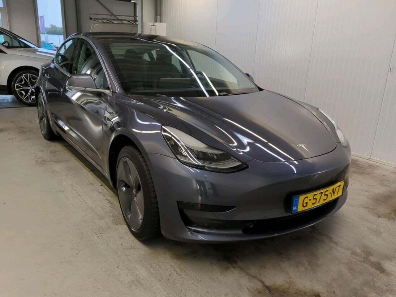 Tesla Model 3 Standard R photo