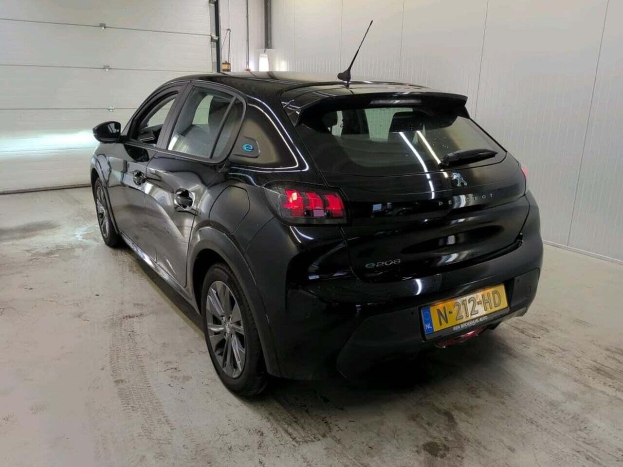 PEUGEOT e-208 EV photo