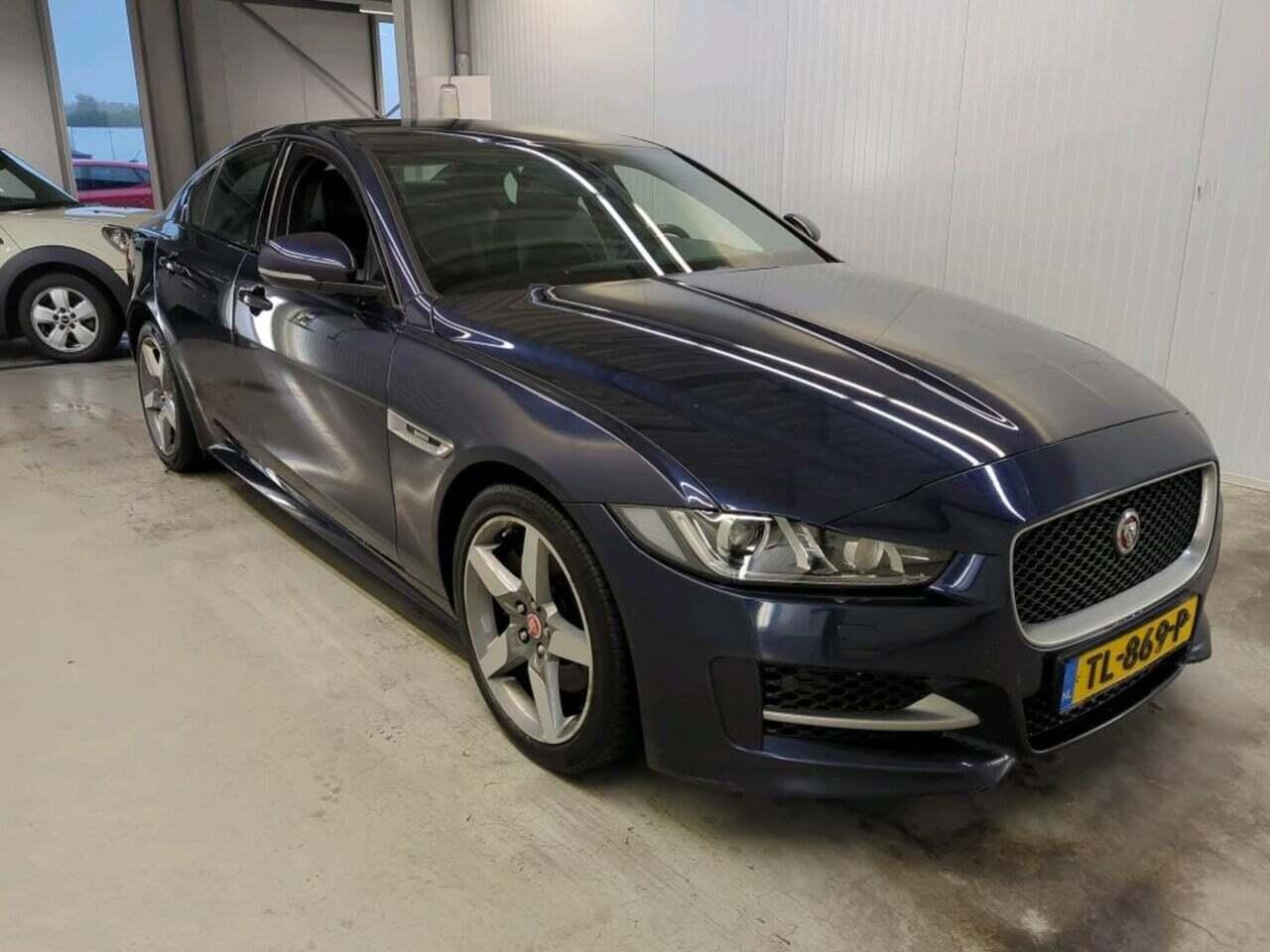 Jaguar XE 2.0 photo