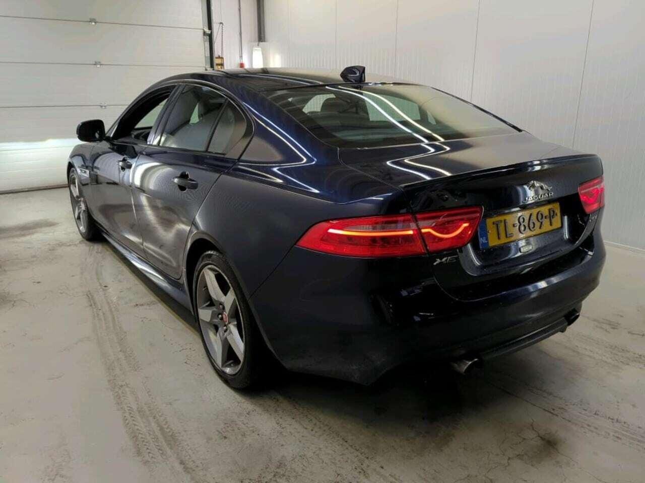 Jaguar XE 2.0 photo