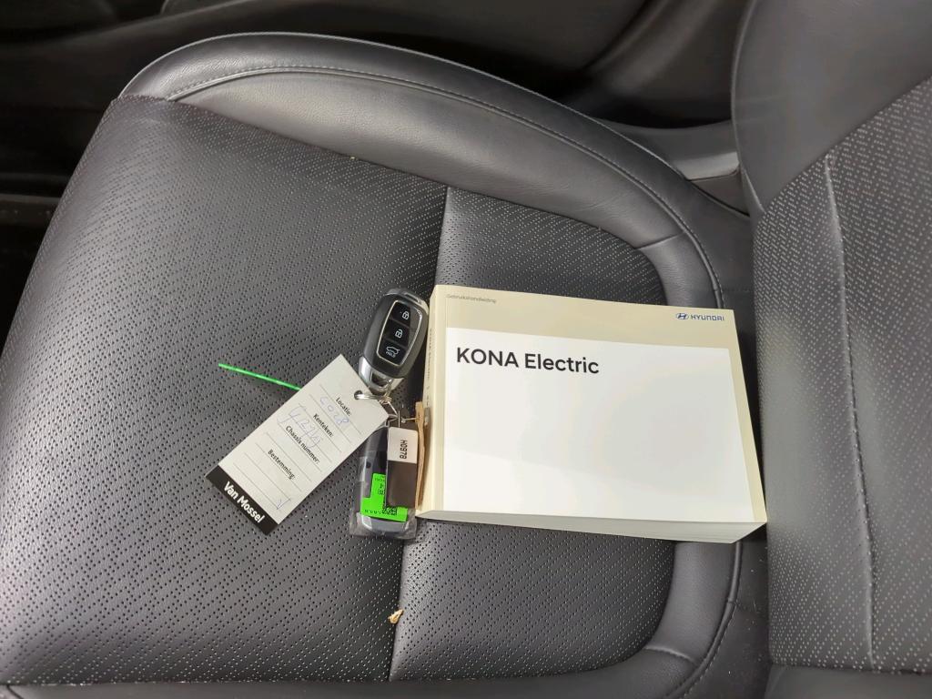 HYUNDAI Kona '17 Hyundai KONA Premium Electric 64 kWh 5d photo